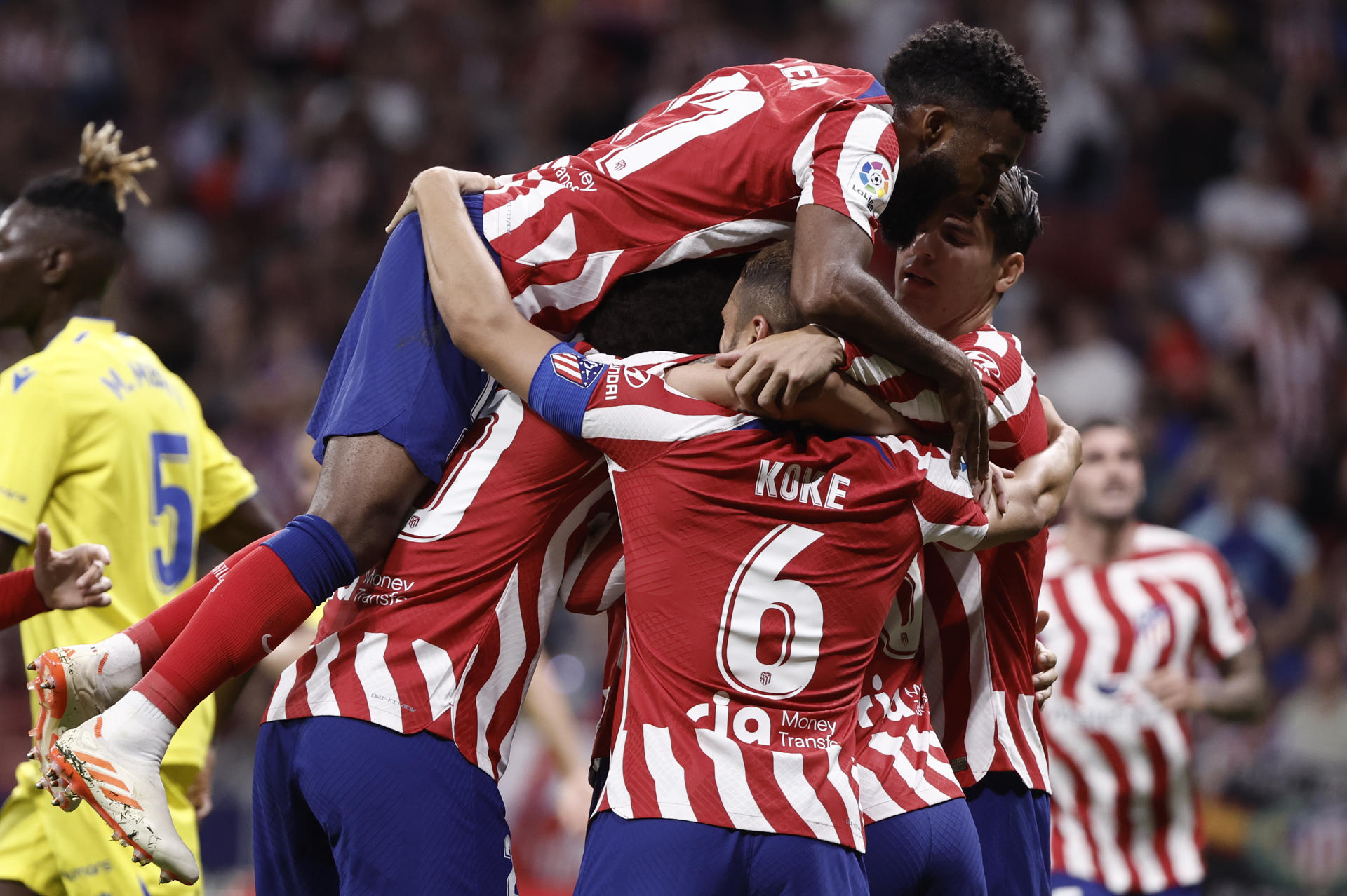 Los jugadores del Atlético festejan uno de sus cinco goles del pasado miércoles al Cádiz. EFE/SERGIO PEREZ