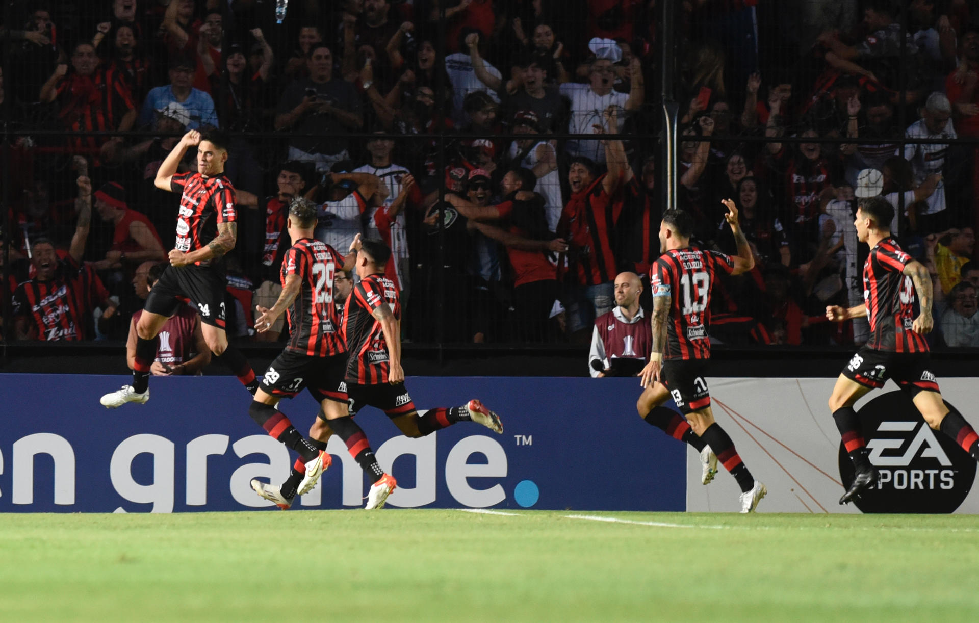 Fotografía de archivo, tomada el pasado 5 de abril, en la que se registró a jugadores de Patronato al celebrar un gol que le anotaron al Nacional de Colombia, durante un partido del grupo H de Copa Libertadores. Patronato goleó 4-1 al Melgar de Perú, en partido de la tercera fecha de este grupo. EFE/Javier Escobar