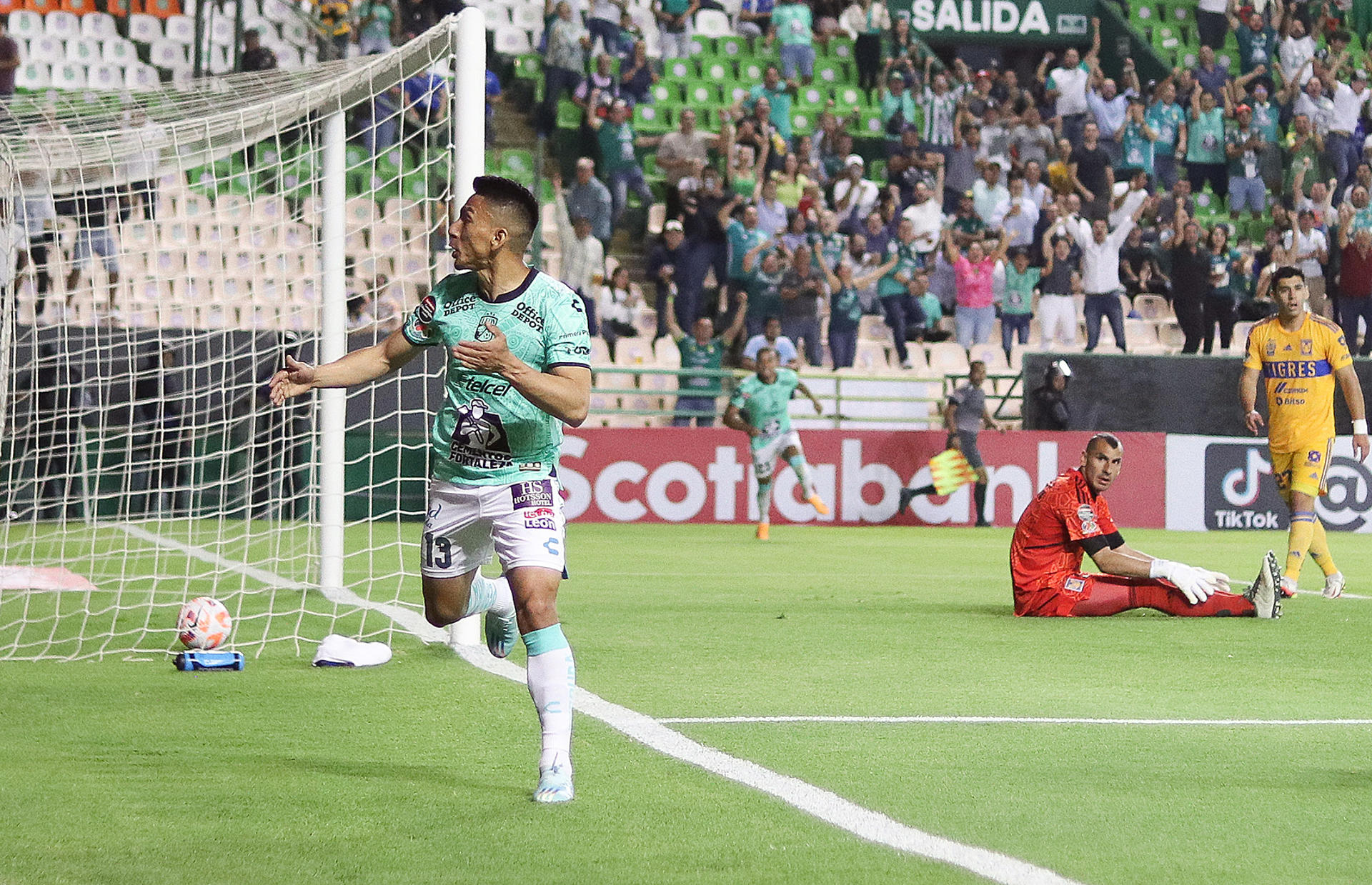 Angel Mena (i) del León, celebra un gol anotado a Tigres, hoy durante un juego por las semifinales de la Liga de Campeones de la Concacaf 2022-2023 hoy, en el estadio León, en Guanajuato (México). EFE/Luis Ramírez
