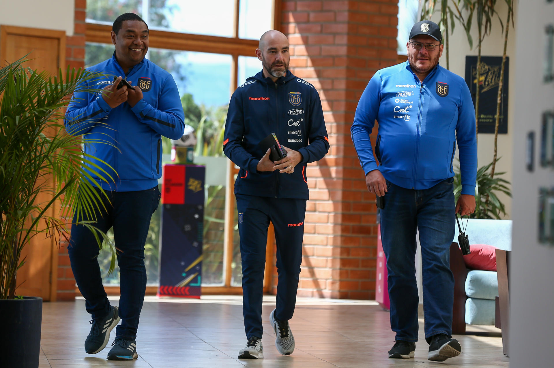 . El entrenador de la selección de Ecuador, el español Félix Sánchez (c), acude a una rueda de prensa hoy, en Quito (Ecuador). EFE/ José Jácome 