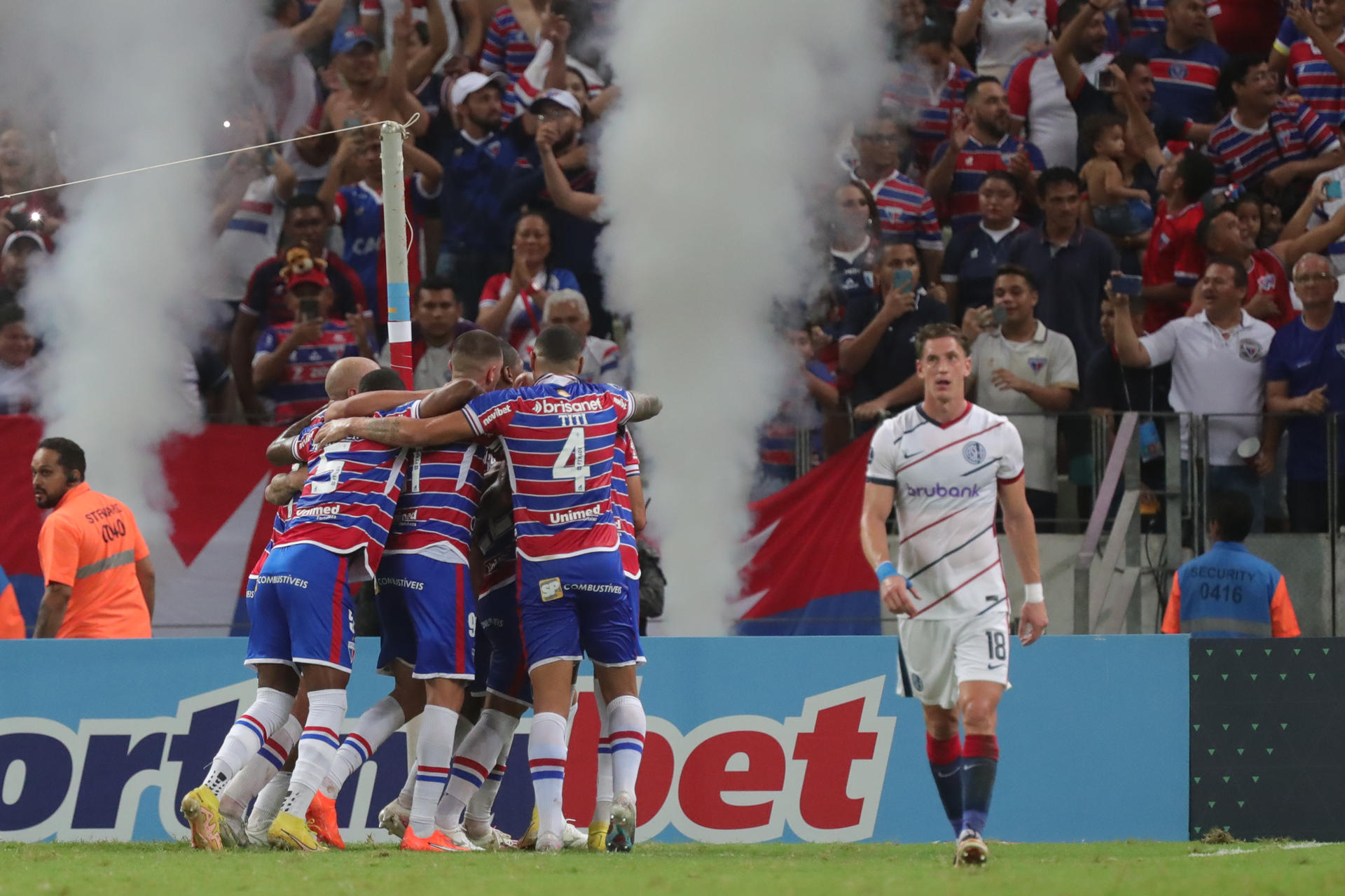 Jugadores de Fortaleza celebran un gol hoy, en un partido de la fase de grupos de la Copa Sudamericana entre Fortaleza y San Lorenzo en el estadio Castelão, en Fortaleza (Brasil). EFE/Jarbas Oliveira