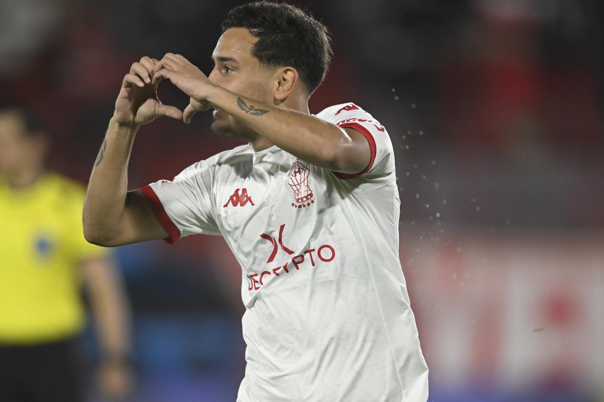 Santiago Hezze de Huracán celebra hoy tras anotar contra Emelec, durante un partido por el Grupo B de la Copa Sudamericana en el Estadio Tomás Adolfo Ducó en Buenos Aires (Argentina). EFE/Diego Haliasz