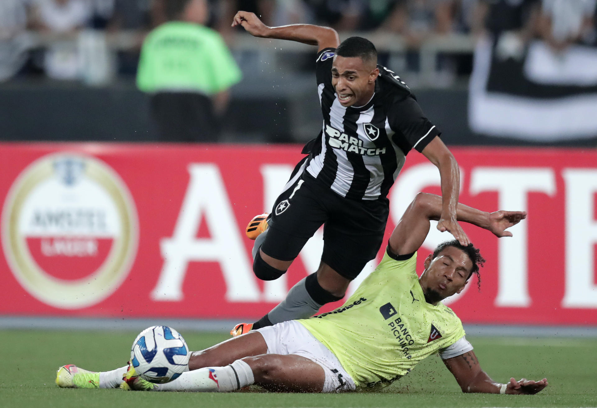 Víctor Cuesta (arriba), del Botafogo de Brasil, fue registrado este jueves, 4 de mayo, al disputar un balón con José Quintero, de la Liga de Quito de Ecuador, durante un partido del grupo A de la Copa Sudamericana, en el estadio Olímpico Nilton Santos, en Río de Janeiro (Brasil). EFE/André Coelho