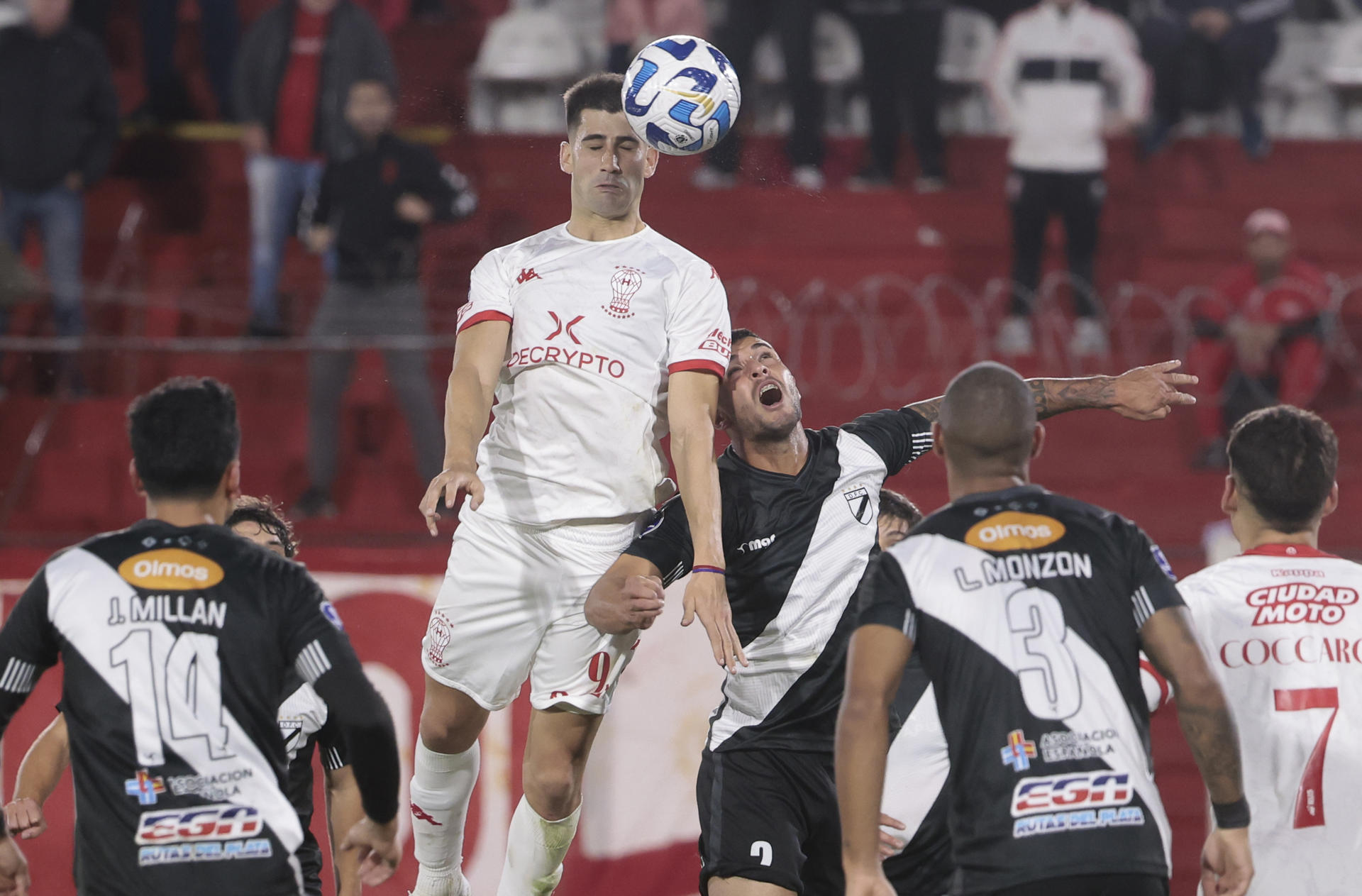 Nicolás Cordero (i) de Huracán disputa el balón con Santiago Etchebarne de Danubio, durante un partido de la fase de grupos de la Copa Sudamericana disputado en el estadio Tomás Adolfo Ducó, en Buenos Aires (Argentina). EFE/Juan Ignacio Roncoroni