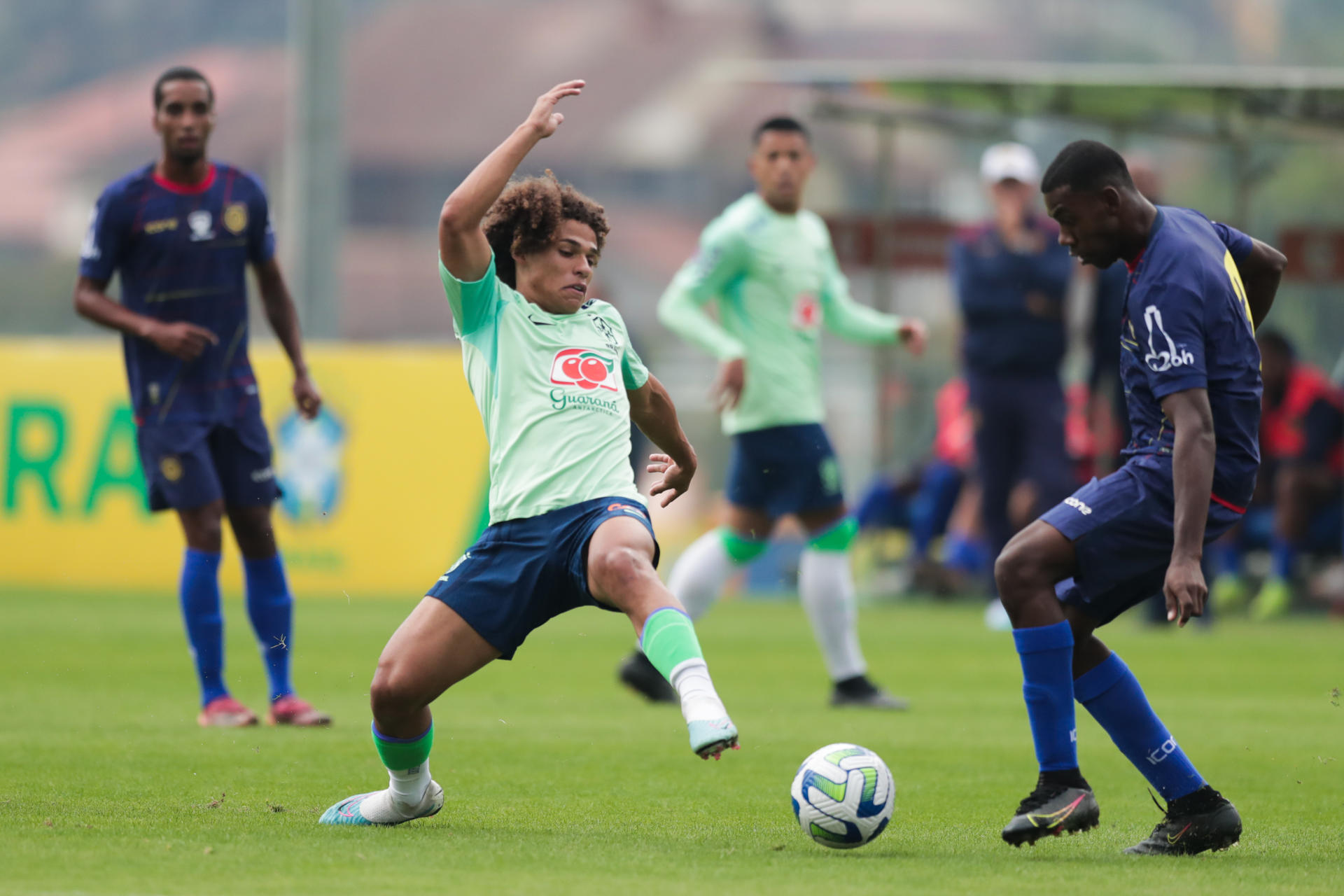 Guilherme Biro (i) de la selección brasileña sub-20 disputa el balón durante un partido de entrenamiento contra Madureira en la Granja Comary en Teresópolis (Brasil). EFE/André Coelho