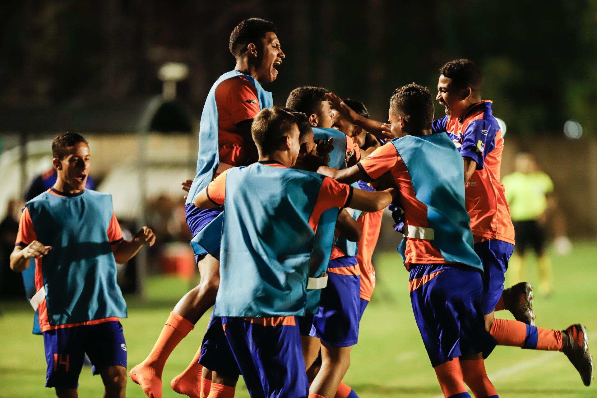 alt 3-2. Puerto Cabello vence en casa a Defensor Sporting en el arranque de la Libertadores