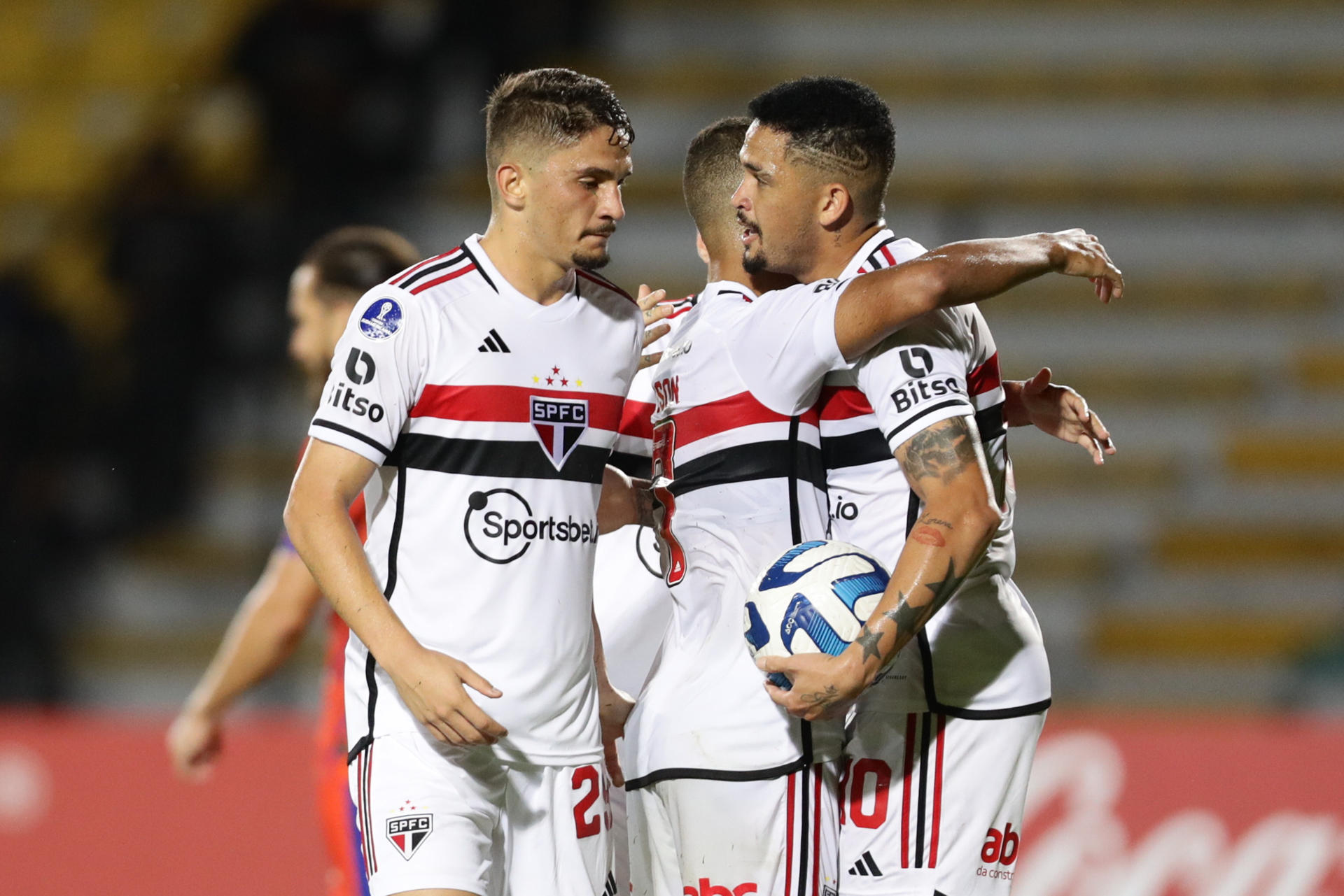 Alisson (c), del Sao Paulo de Brasil, fue registrado este martes, 23 de mayo, al celebrar un gol que le anotó al Puerto Cabello de Venezuela, durante un partido de la Copa Sudamericana, en el Polideportivo Misael Delgado, en Puerto Cabello (Venezuela). EFE/Rayner Peña