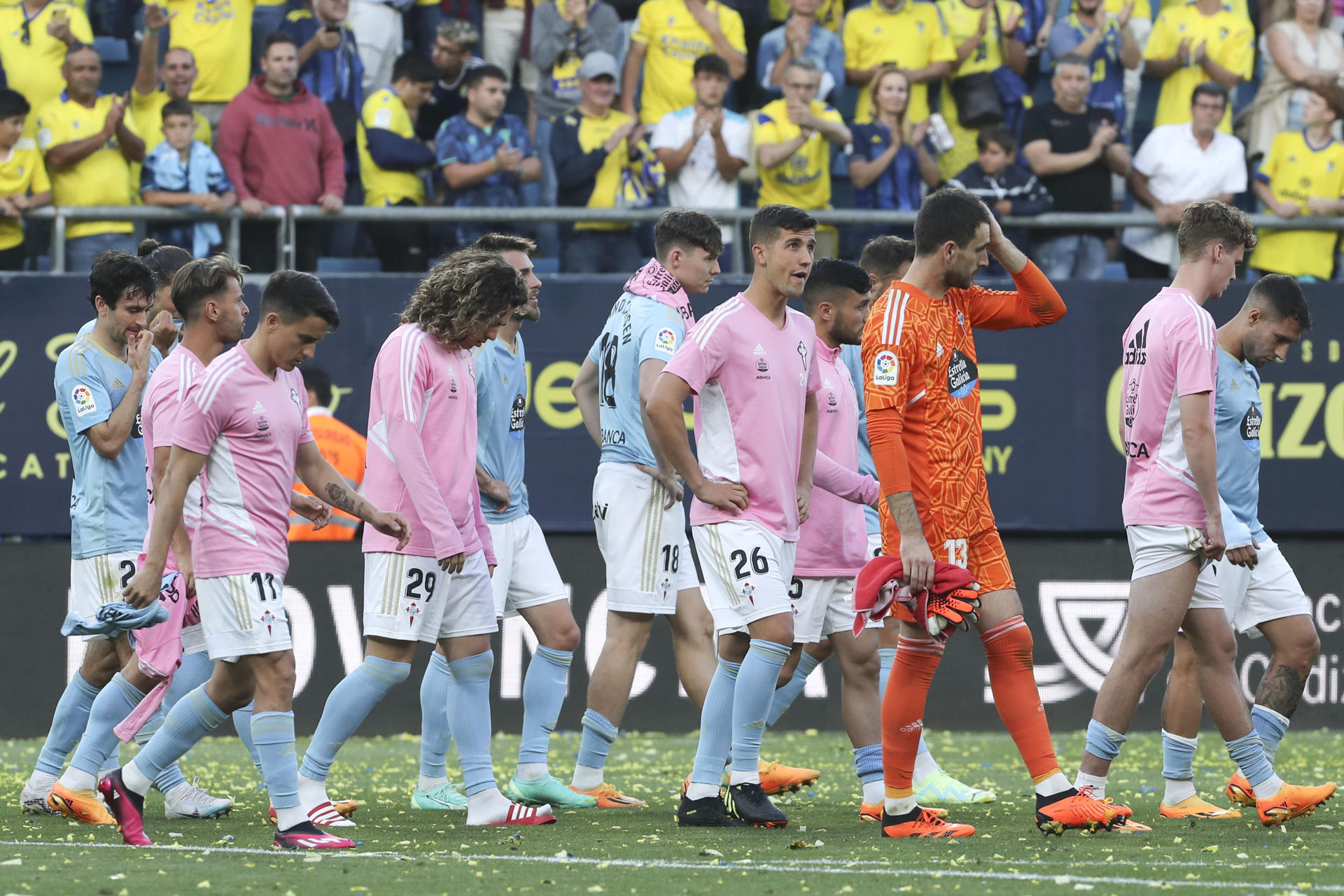 Los jugadores del Celta de Vigo se lamentan tras el partido de la jornada 37 de Liga que enfrentó al Cádiz CF y al RC Celta de Vigo en el estadio Nuevo Mirandilla. EFE/Román Ríos 