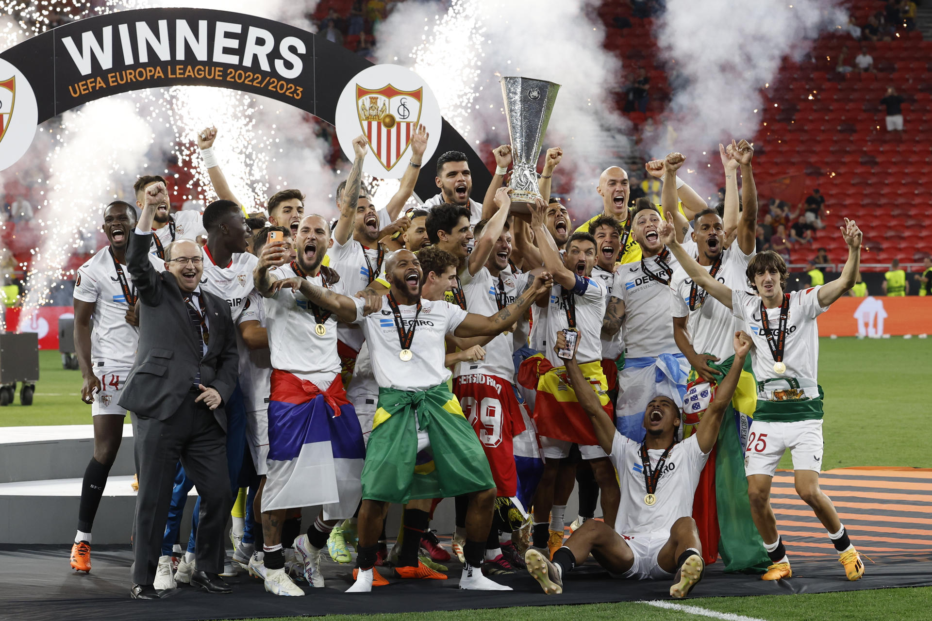 Los jugadores del Sevilla celebran su triunfo en la final de la Europa League tras derrotar a la Roma en la tanda de penaltis del encuentro que han disputado este miércoles en el Puskas Arena de Budapest (Hungría). EFE/ Julio Muñoz.