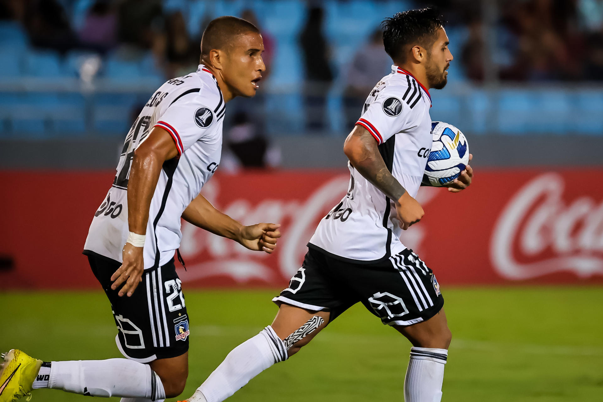 Marcos Bolados de Colo Colo celebra este 23 de mayo de 2023 con su compañero Leandro Benegas (i) tras anotar contra Monagas, durante un partido por el Grupo F de la Copa Libertadores 2023. EFE/ MIGUEL GUTIÉRREZ
