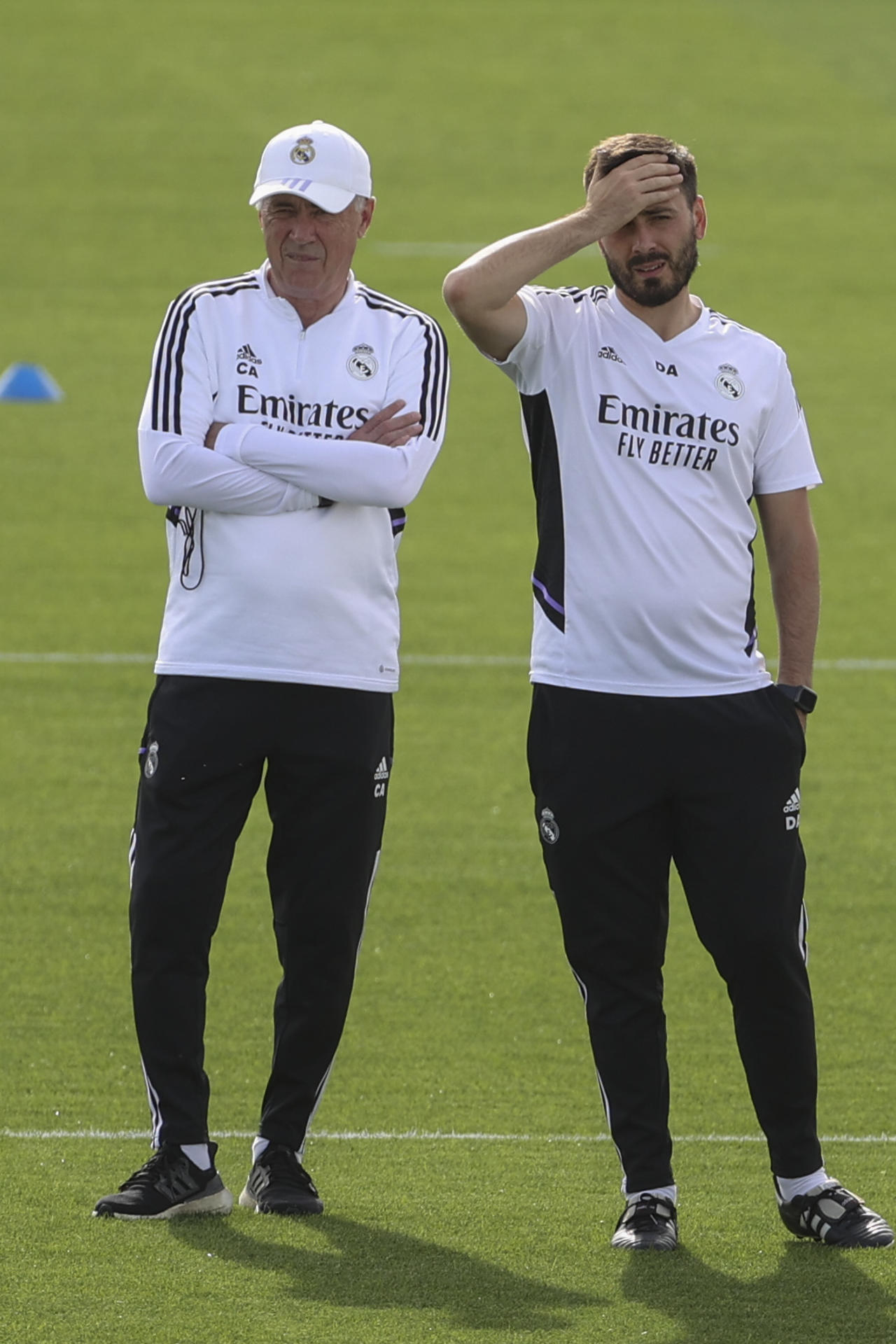 El técnico italiano del Real Madrid Carlo Ancelotti (i), y su hijo y asistente Davide Ancelotti (d), este lunes durante el entrenamiento en la Ciudad Deportiva de Valdebebas, previo al partido que les enfrentará mañana al Manchester City, encuentro de semifinales de la Liga de Campeones. EFE/ Kiko Huesca 