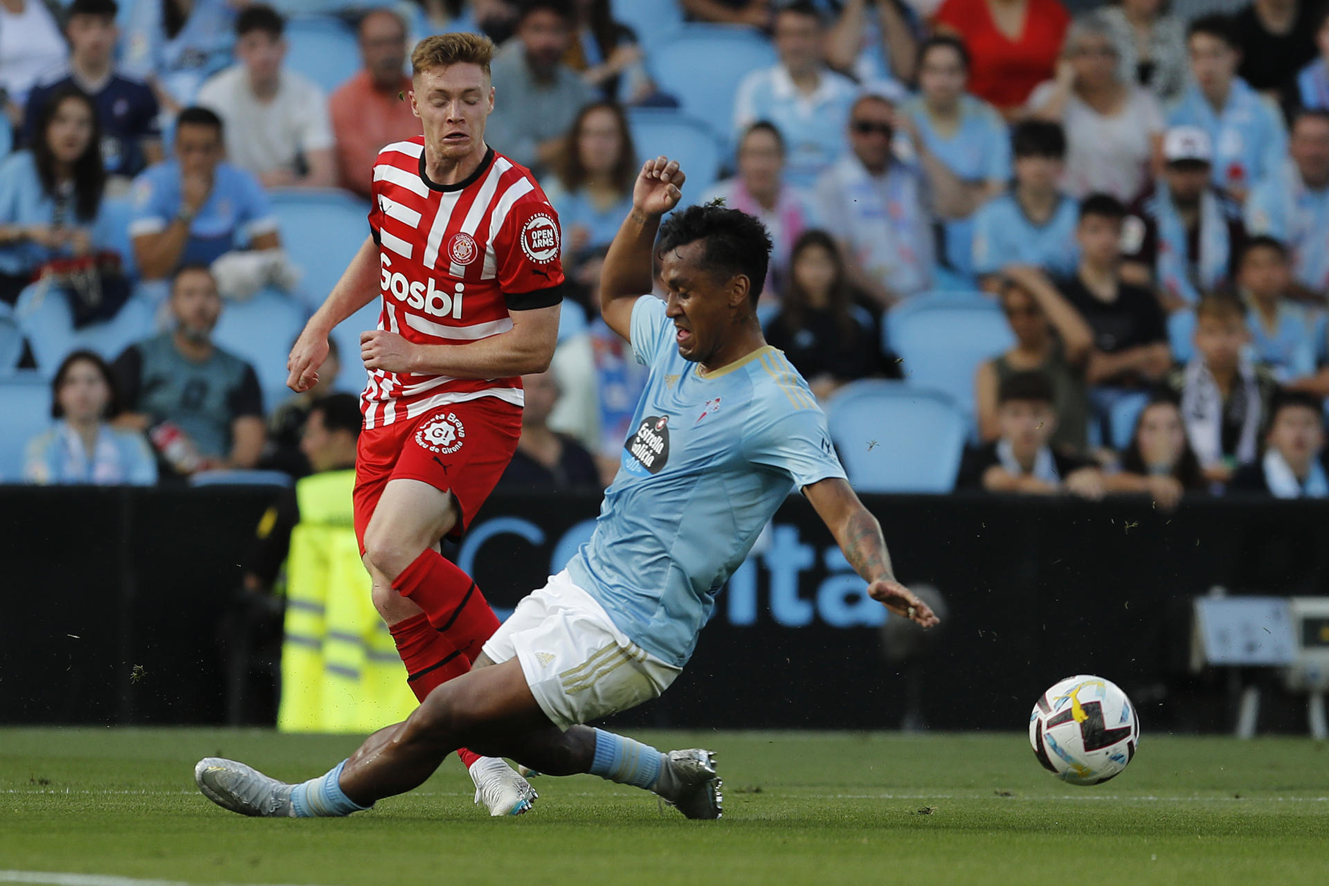 El centrocampista del Celta Renato Tapia (d) trata de cortar el pase de Viktor Tsygankov, del Girona, durante el partido de Liga en Primera División que Celta de Vigo y Girona FC disputaron en el estadio de Balaídos. EFE/Salvador Sas
