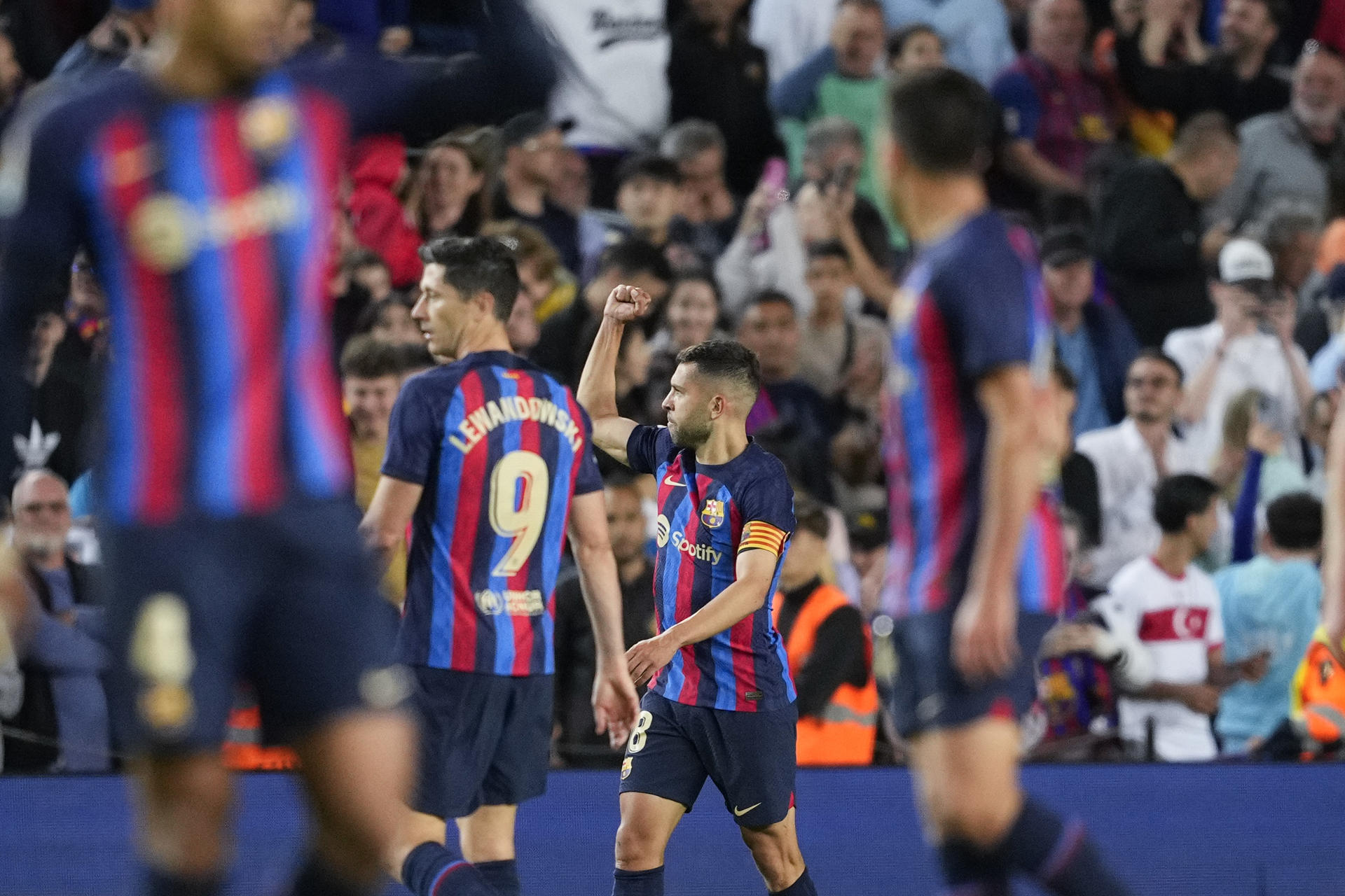 El defensa del FC Barcelona Jordi Alba (2d) celebra la victoria de su equipo tras finalizar el partido correspondiente a la jornada 33 de LaLiga Santander que disputaron FC Barcelona y CA Osasuna en el Spotify Camp Nou de la Ciudad Condal. EFE/ Alejandro Garcia