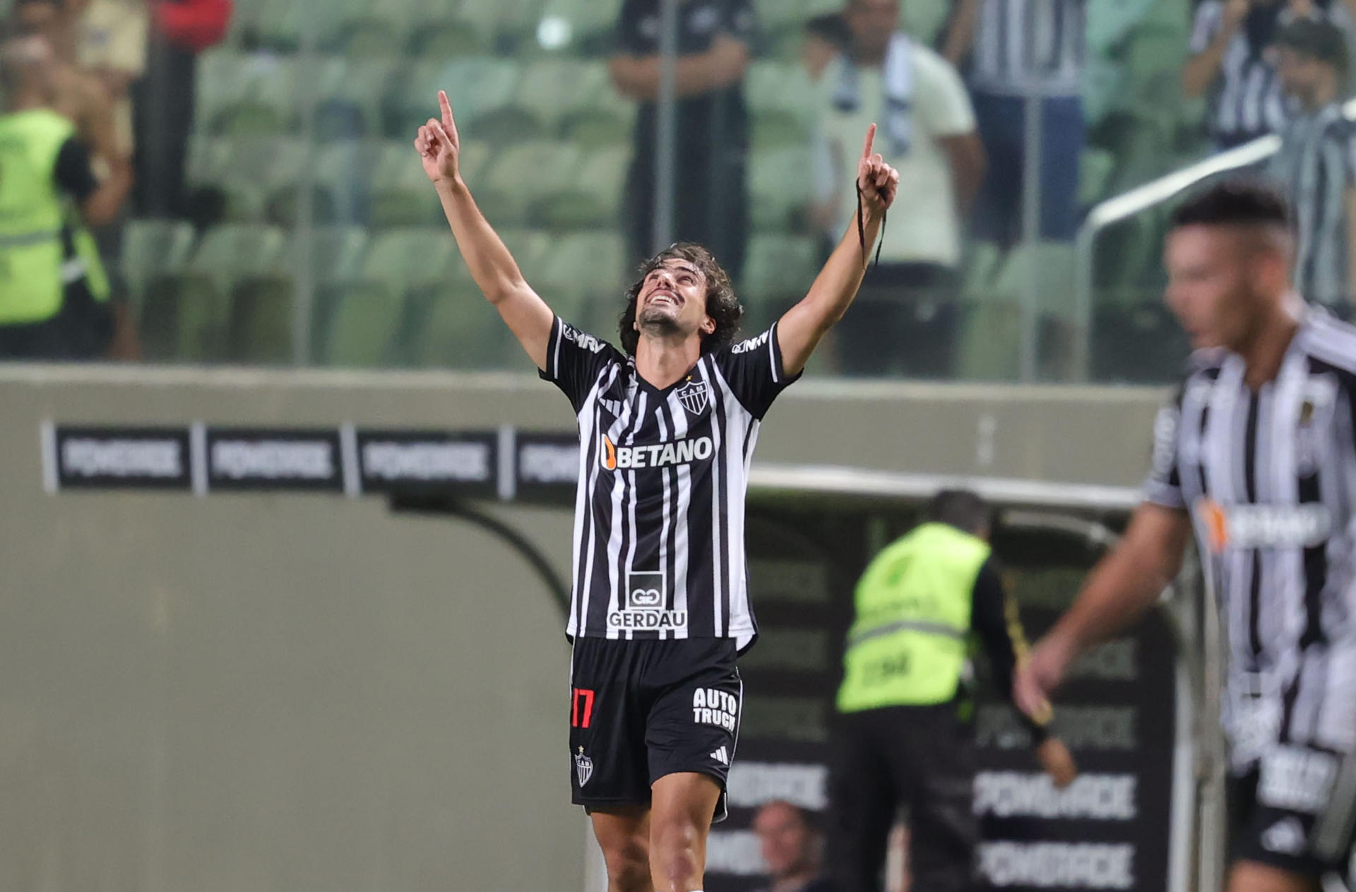 Igor Gomes de Atlético Mineiro celebra hoy tras anotar contra Alianza Lima, durante un partido por el Grupo G de la Copa Libertadores en el estadio Raimundo Sampaio, en Belo Horizonte (Brasil). EFE/Yuri Edmundo 