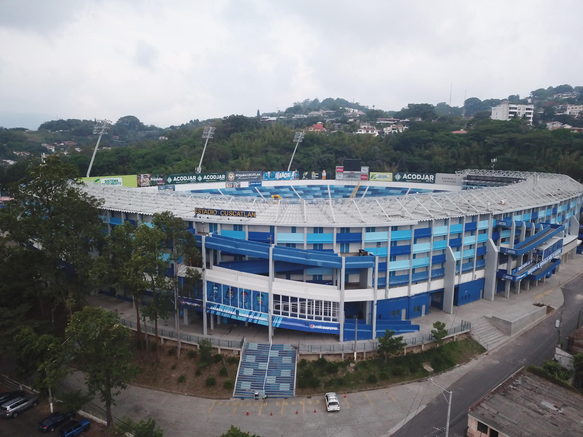 Fotografía aérea tomada hoy que muestra el Estadio Cuscatlán, en San Salvador (El Salvador). EFE/ Vladimir Chicas