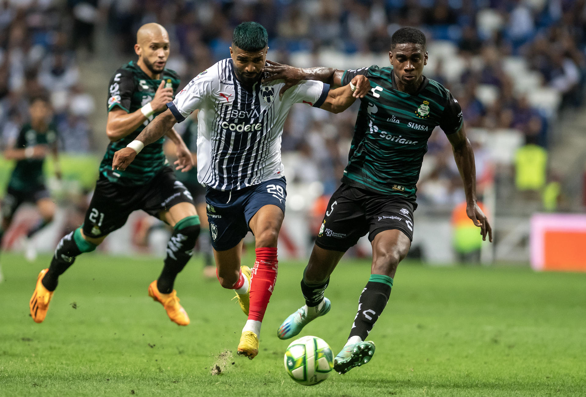 Rodrigo Aguirre (i) de Rayados disputa hoy el balón con Félix Torres de Santos Laguna, durante un partido por los cuartos de final del torneo Clausura 2023, en el estadio BBVA de Monterrey (México). EFE/Miguel Sierra 