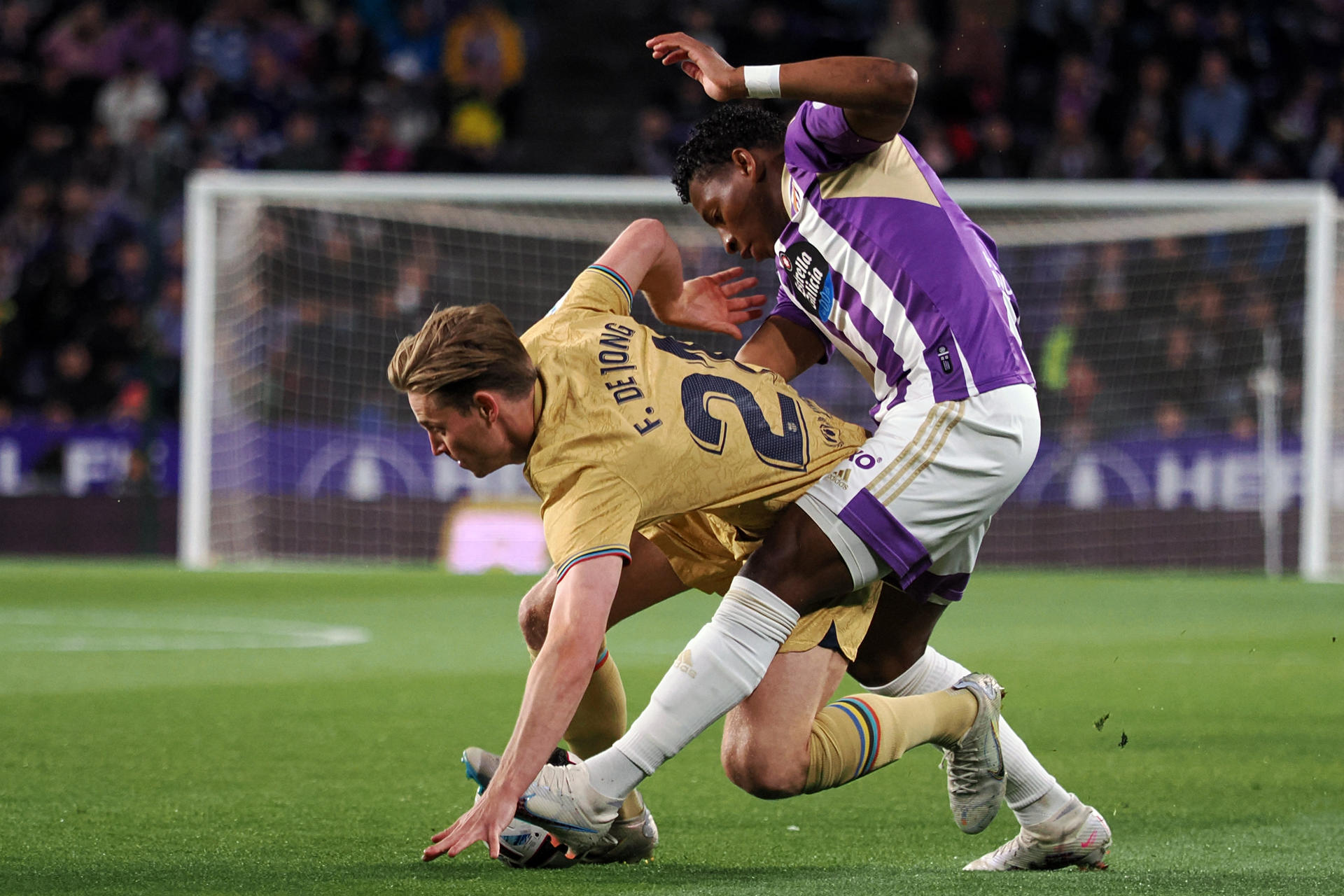 El centrocampista neerlandés del Barcelona Frenkie de Jong (i) pelea un balón con el centrocampista ecuatoriano del Real Valladolid Gonzalo Plata, durante el partido de LaLiga que se disputó en el estadio José Zorrilla. EFE/R. GARCIA.
