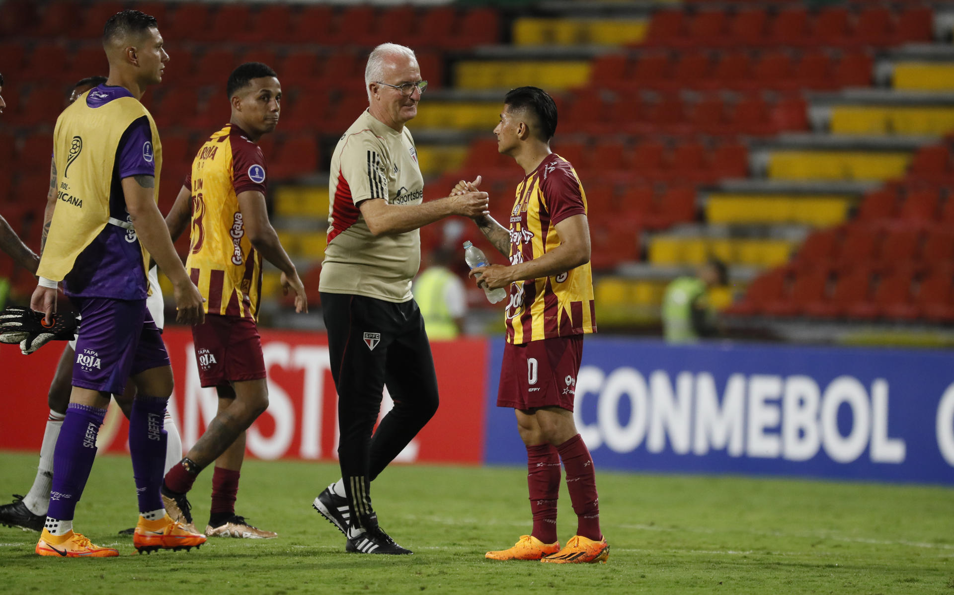 El entrenador Dorival Junior (c) de Sao Paulo saluda hoy a jugadores del Deportes Tolima tras el final de un partido por el Grupo D de la Copa Sudamericana en el estadio Manuel Murillo Toro, en Ibagué (Colombia). EFE/Carlos Ortega