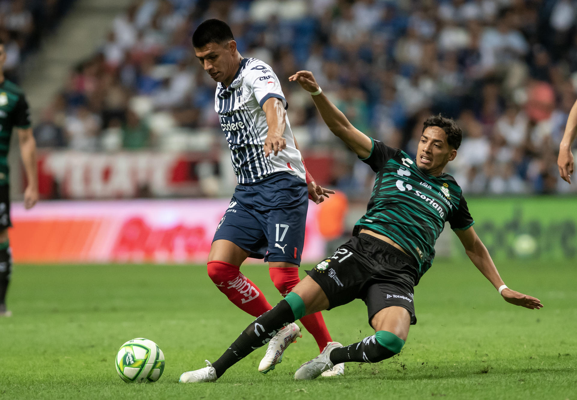 Jesús Gallardo (i) de Rayados disputa hoy el balón con Jair González de Santos Laguna, durante un partido por los cuartos de final del torneo Clausura 2023, en el estadio BBVA de Monterrey (México). EFE/Miguel Sierra 