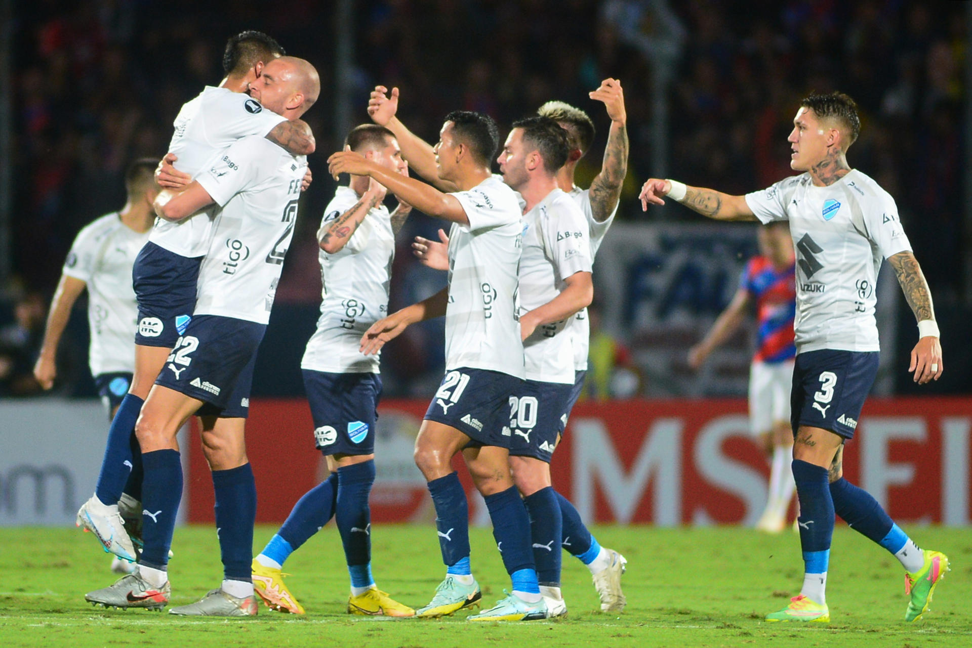 Jugadores de Bolívar celebran un gol hoy, en un partido de la fase de grupos de la Copa Libertadores entre Cerro Porteño y Bolívar en el estadio General Pablo Rojas, en Asunción (Paraguay). EFE/Danie Piris