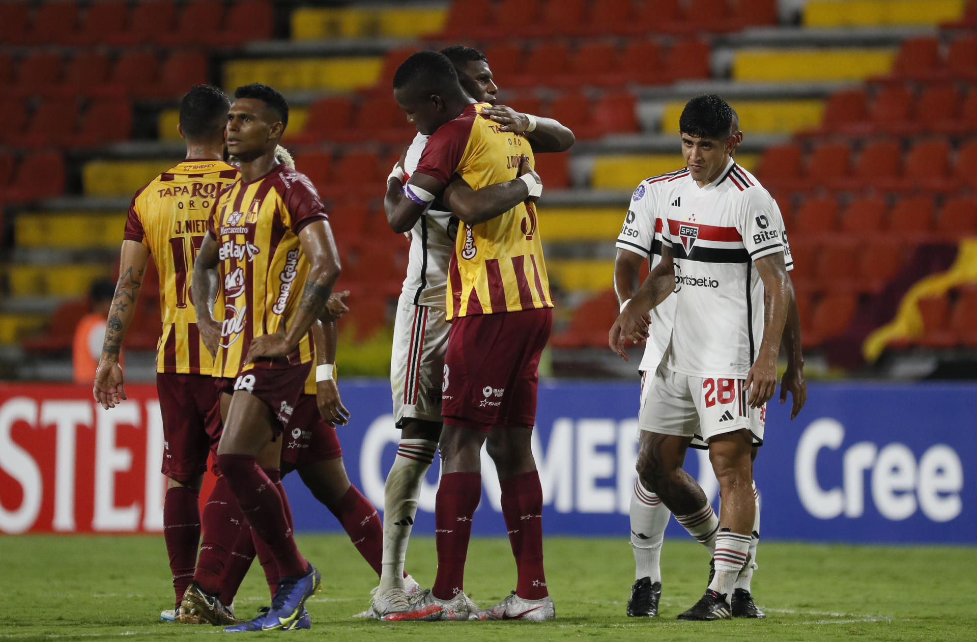 Jugadores de Deportes Tolima y Sao Paulo se dan la mano hoy tras el final de un partido por el Grupo D de la Copa Sudamericana en el estadio Manuel Murillo Toro, en Ibagué (Colombia). EFE/Carlos Ortega 