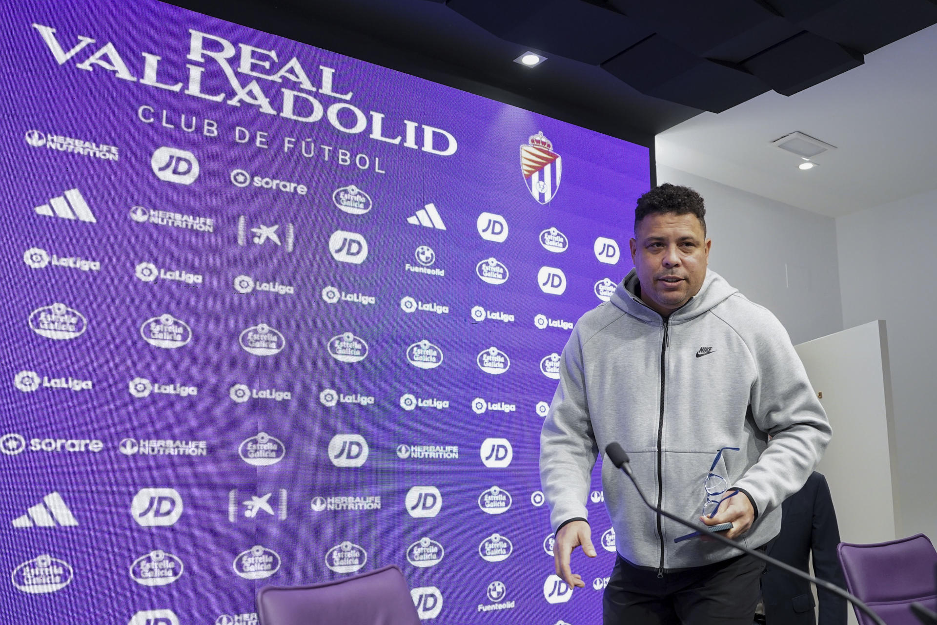 -El presidente del Real Valladolid, Ronaldo Nazário, comparece este lunes en rueda de prensa tras cerrar ayer el equipo la temporada con un descenso a segunda categoría.EFE/Nacho Gallego
