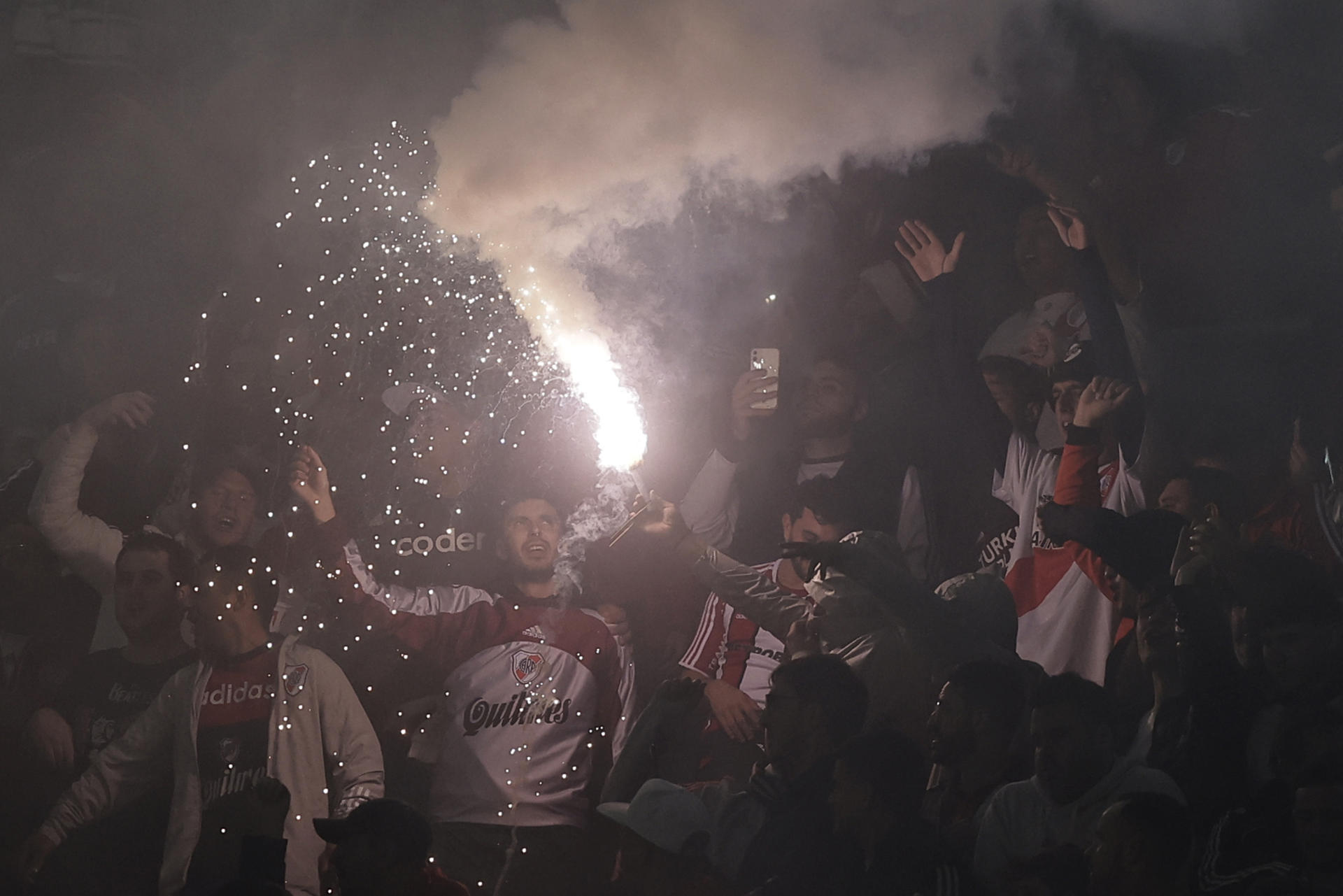 Aficionados de River Plate apoyan al equipo , en un partido de la fase de grupos de la Copa Libertadores entre River Plate y Fluminense, en una fotografía de archivo. EFE/Juan I. Roncoroni
