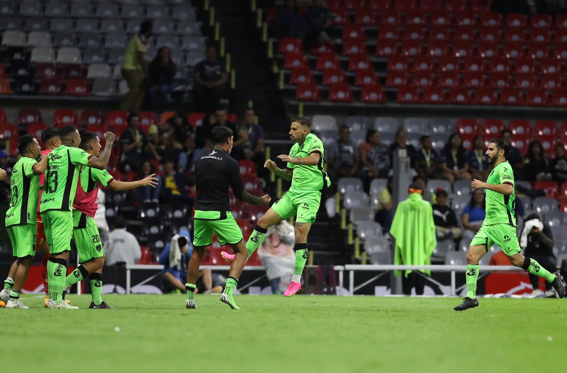 alt El peruano Ormeño anota su primer gol con el Juárez en victoria sobre los Pumas UNAM