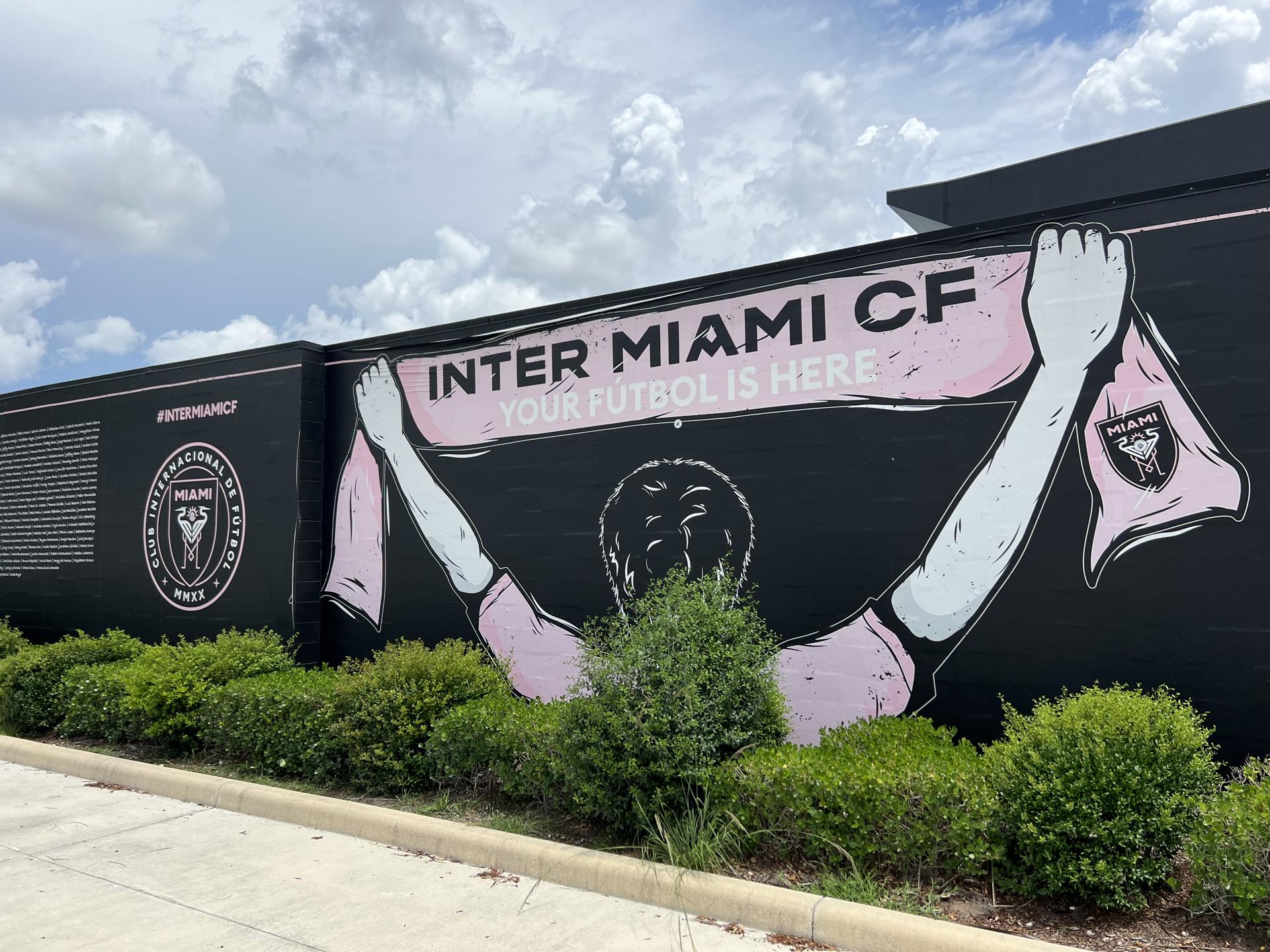 Fotografía de un mural del Inter Miami en el estadio DRV PNK, hoy, en Fort Lauderdale (EE.UU.). A 50 kilómetros del centro de Miami, a pocos pasos del aeropuerto privado de Fort Lauderdale, se encuentra el DRV PNK Stadium. EFE/ Andrea Montolivo 