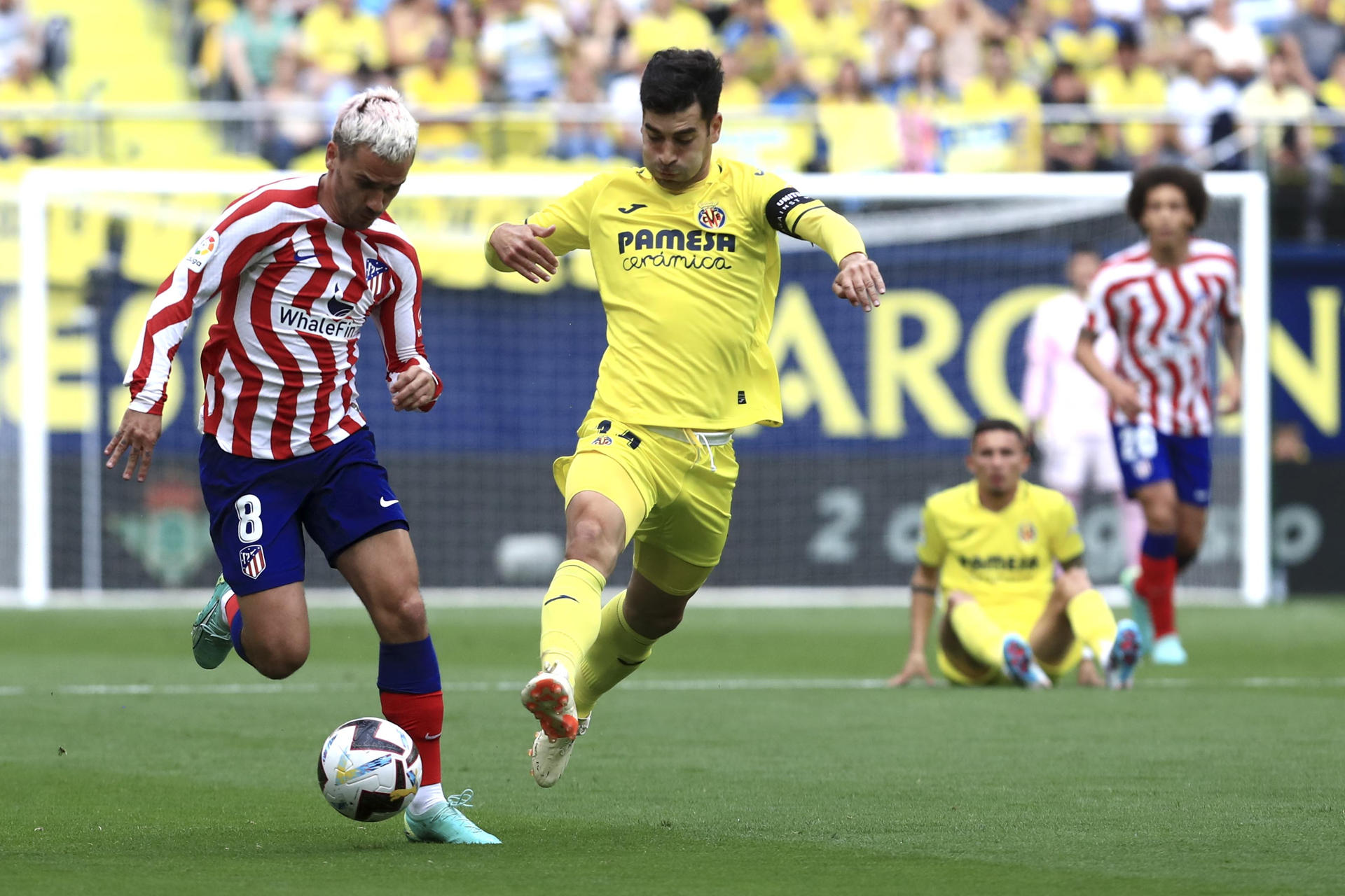 Griezmann, perseguido por Manu Trigueros, en el Villarreal-Atlético de Madrid de este domingo. EFE/ Doménech Castelló