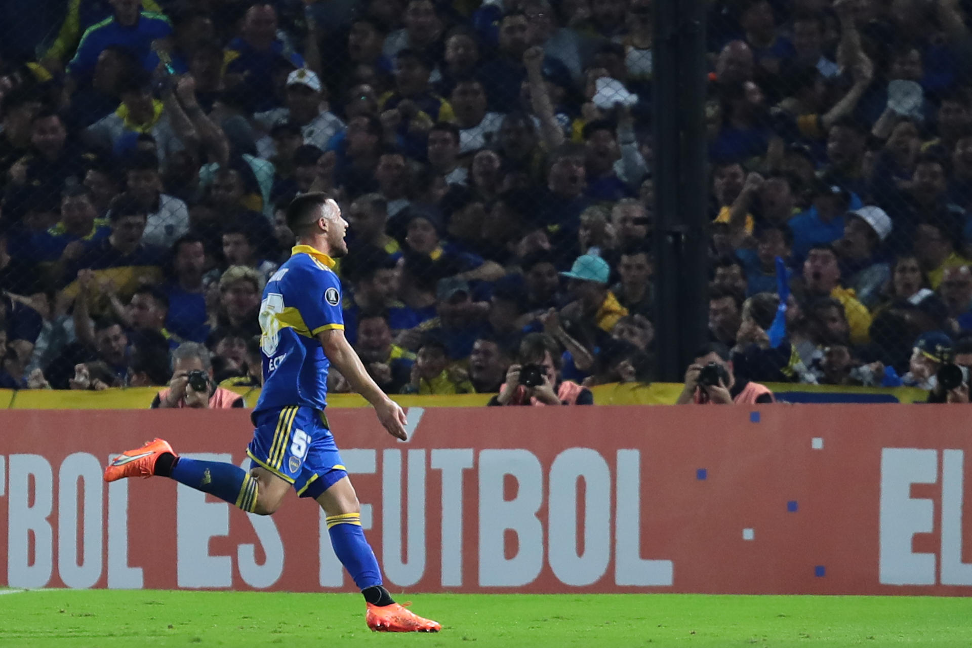 Marcelo Weigandt de Boca celebra un gol hoy, en un partido de la fase de grupos de la Copa Libertadores entre Boca Juniors y Colo Colo en el estadio La Bombonera, en Buenos Aires (Argentina). EFE/Luciano González 