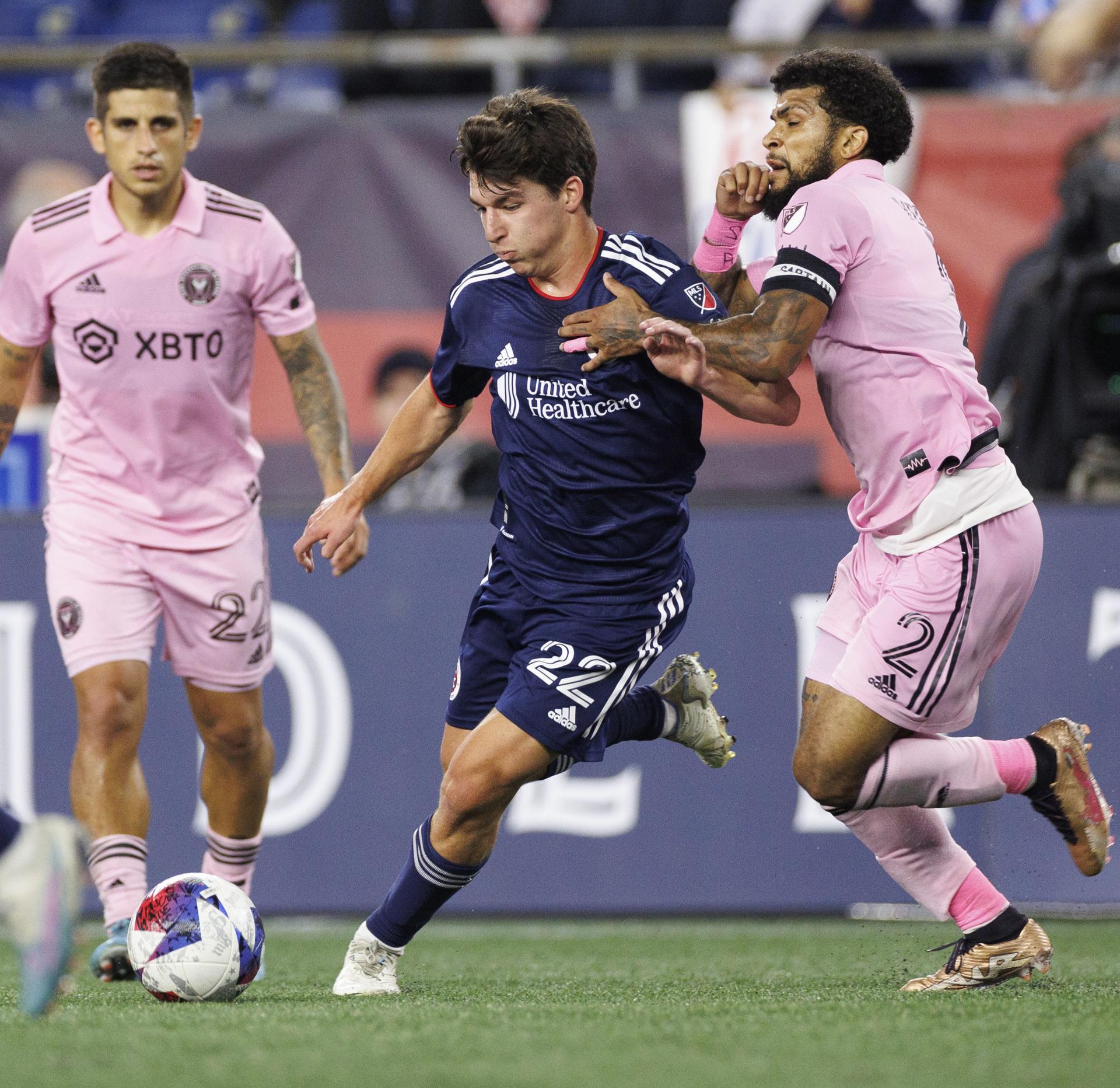 El mediocampista del New England Revolution Jack Panayotou (c) y el defensor del Inter Miami DeAndre Yedlin (d) luchan por el balón. EFE/EPA/CJ GUNTHER