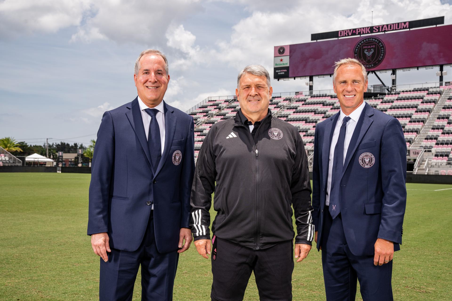 Fotografía cedida hoy por el Inter Miami CF que muestra a su nuevo entrenador, el argentino Gerardo 'Tata' Martino mientras posa junto a Jorge Mas (i), máximo accionista del club, y el director deportivo Chris Henderson (d). EFE/Inter Miami CF 