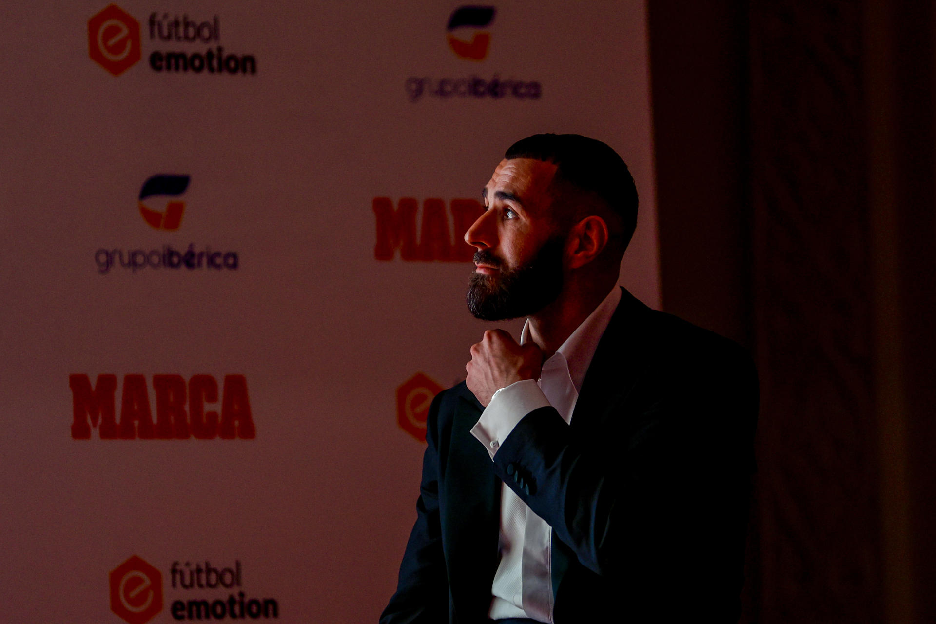 El delantero francés del Real Madrid, Karim Benzema, recibe el trofeo MARCA Leyenda durante una gala en el Real Casino de Madrid. EFE/ Rodrigo Jiménez 