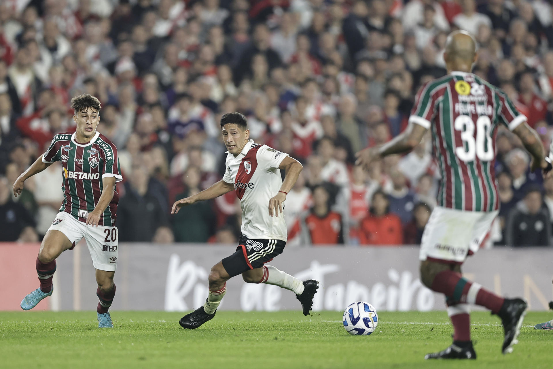 Rodrigo Aliendro (d) de River Plate disputa un balón con Gabriel (i) de Fluminense hoy, en un partido de la fase de grupos de la Copa Libertadores entre River Plate y Fluminense en el estadio Mâs Monumental en Buenos Aires (Argentina). EFE/Juan I. Roncoroni