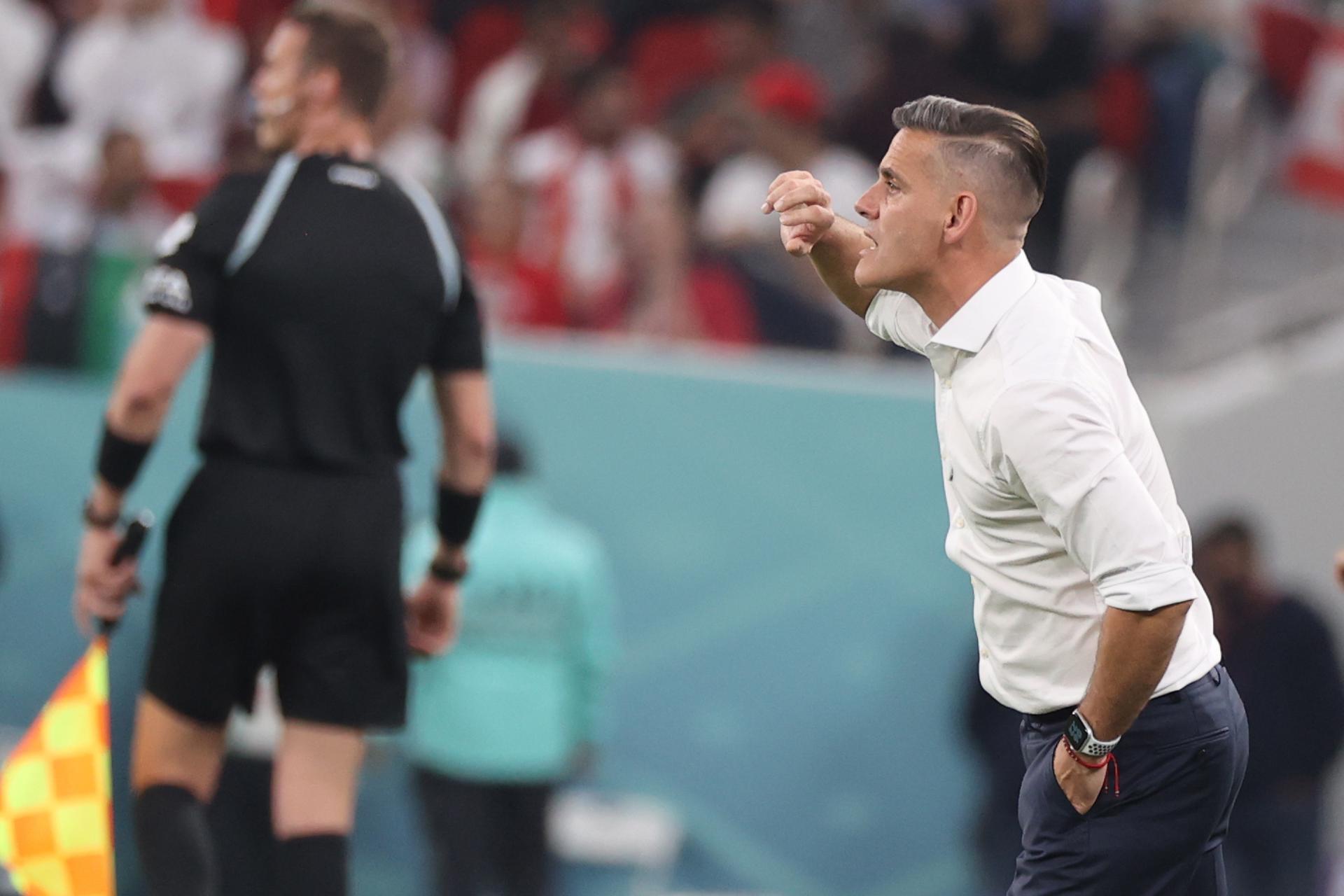 Fotografía de archivo, tomada el pasado 1 de diciembre, en la que se registró al seleccionador del equipo nacional masculino de fútbol de Canadá, el británico John Herdman, durante un partido, en Doha (Catar) EFE/Mohamed Messara