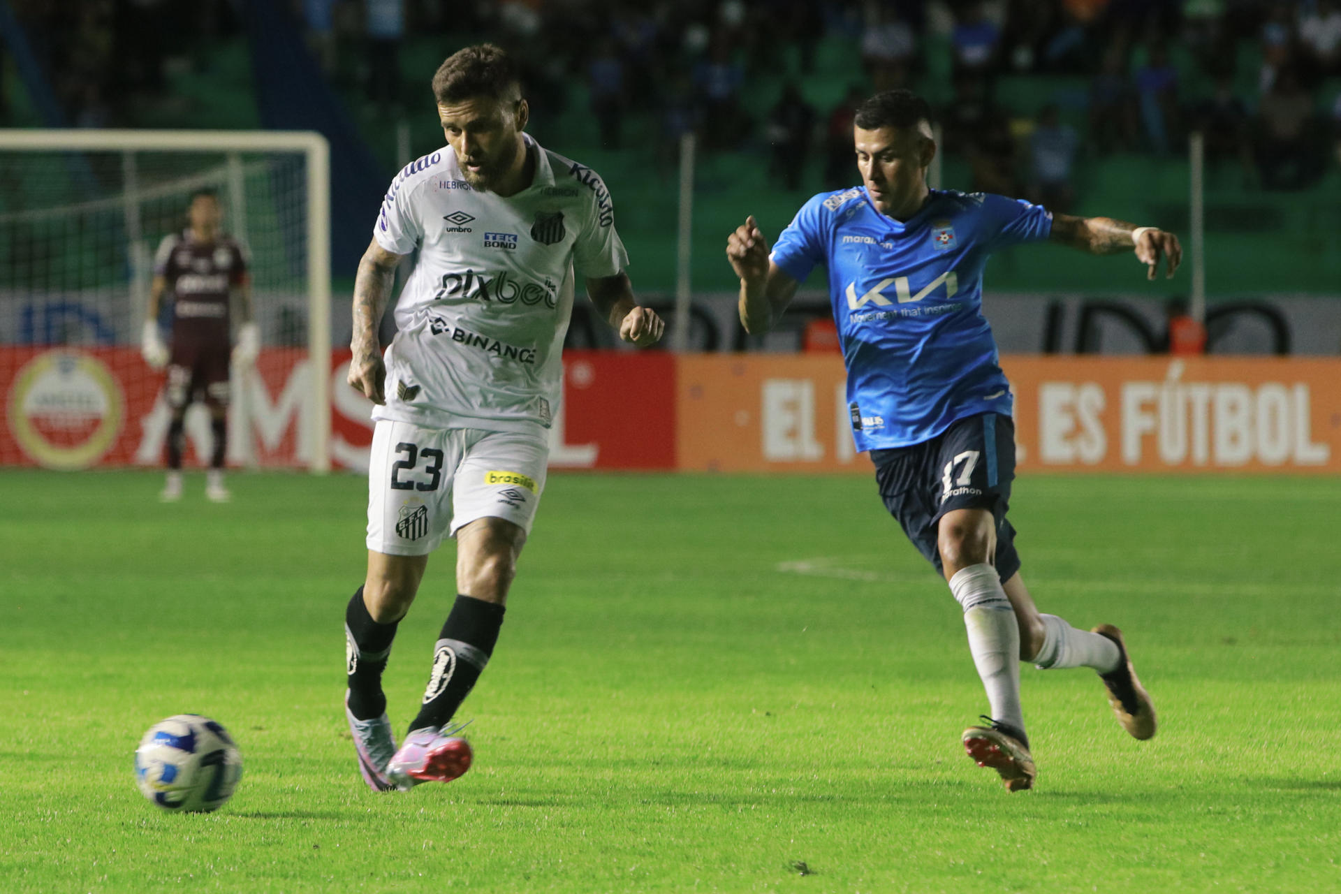 Fotografía de archivo, tomada el pasado 4 de abril, en la que se registró a Juan Carlos Arce (d), de Blooming de Bolivia, al disputar un balón con Lucas Lima, del Santos de Brasil, durante un partido del grupo E de la Copa Sudamericana, en el estadio Ramón 'Tauichi' Aguilera, en Santa Cruz (Bolivia). EFE/Juan Carlos Torrejón