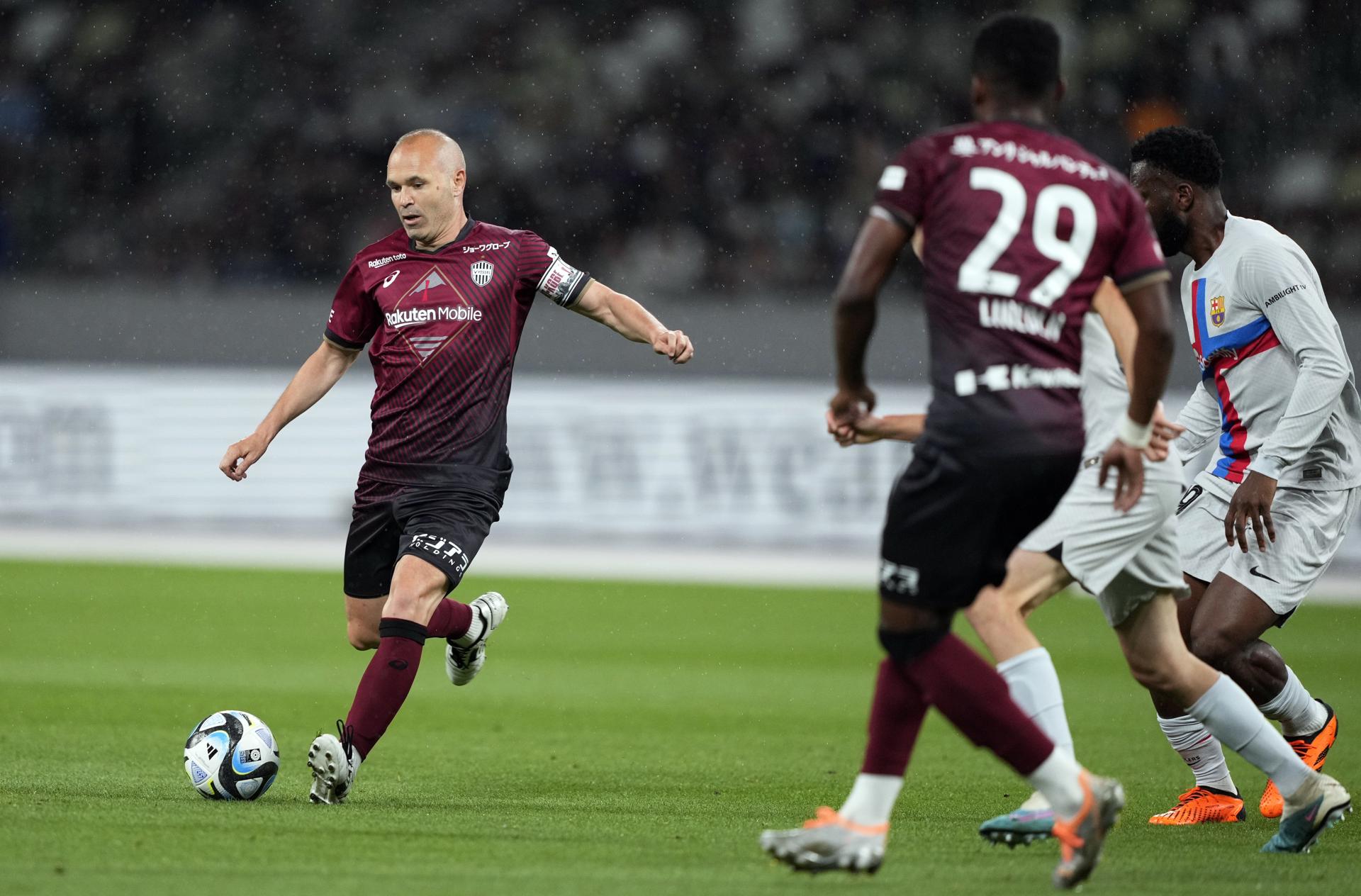 Andrés Iniesta del Vissel Kobe en acción durante el partido amistoso de fútbol entre el Vissel Kobe y el FC Barcelona en el Estadio Nacional de Tokio, Japón. EFE/EPA/FRANCK ROBICHON 