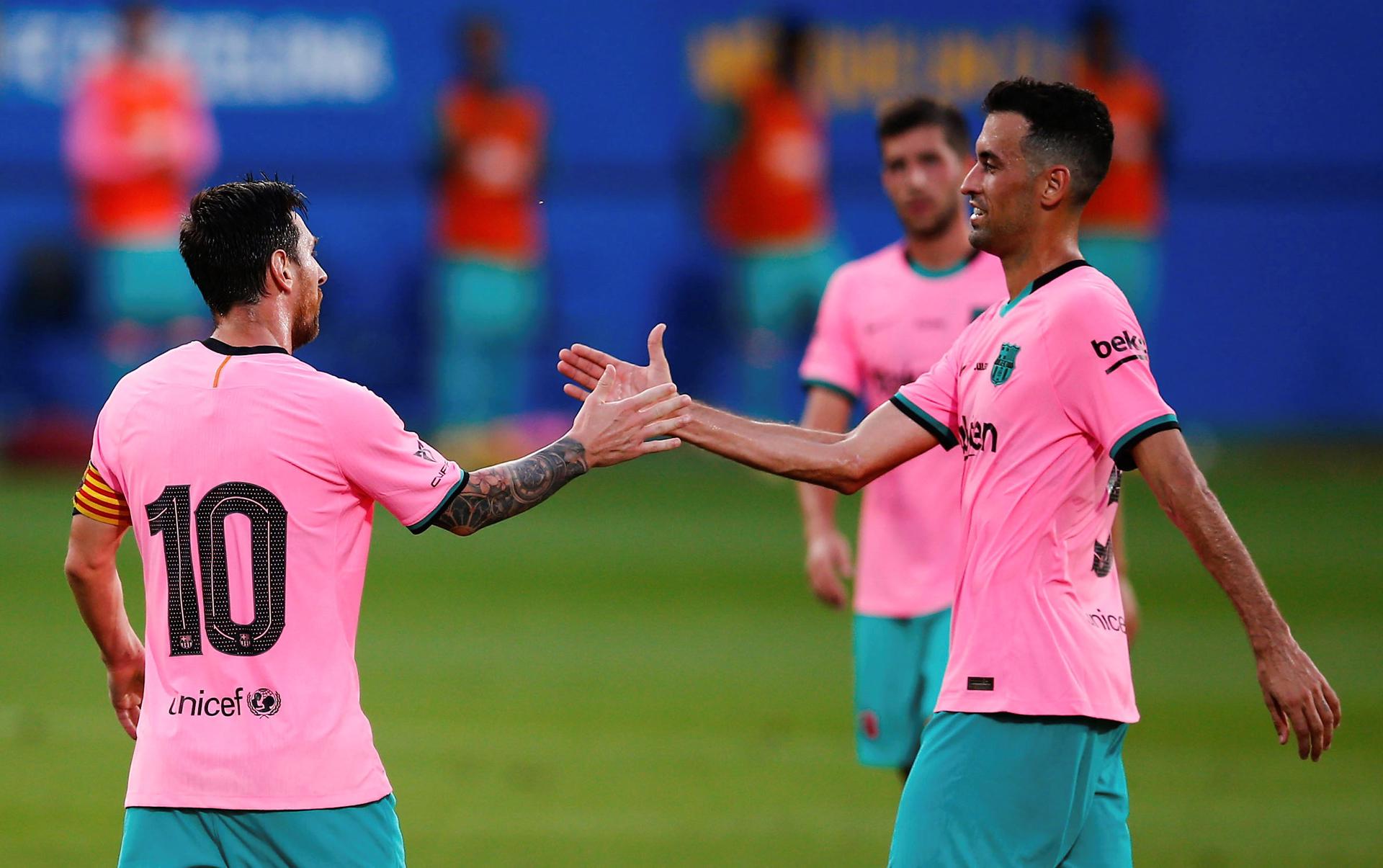 Fotografía de archivo en la que se registró al atacante argentino Lionel Messi (i) al saludar al centrocampista español Sergio Busquets (d), en Sant Joan d'Espí (España). Ambos futbolistas, estrellas con el Barcelona de España, volverán a actuar en el Inter Miami de la MLS. EFE/Enric Fontcuberta