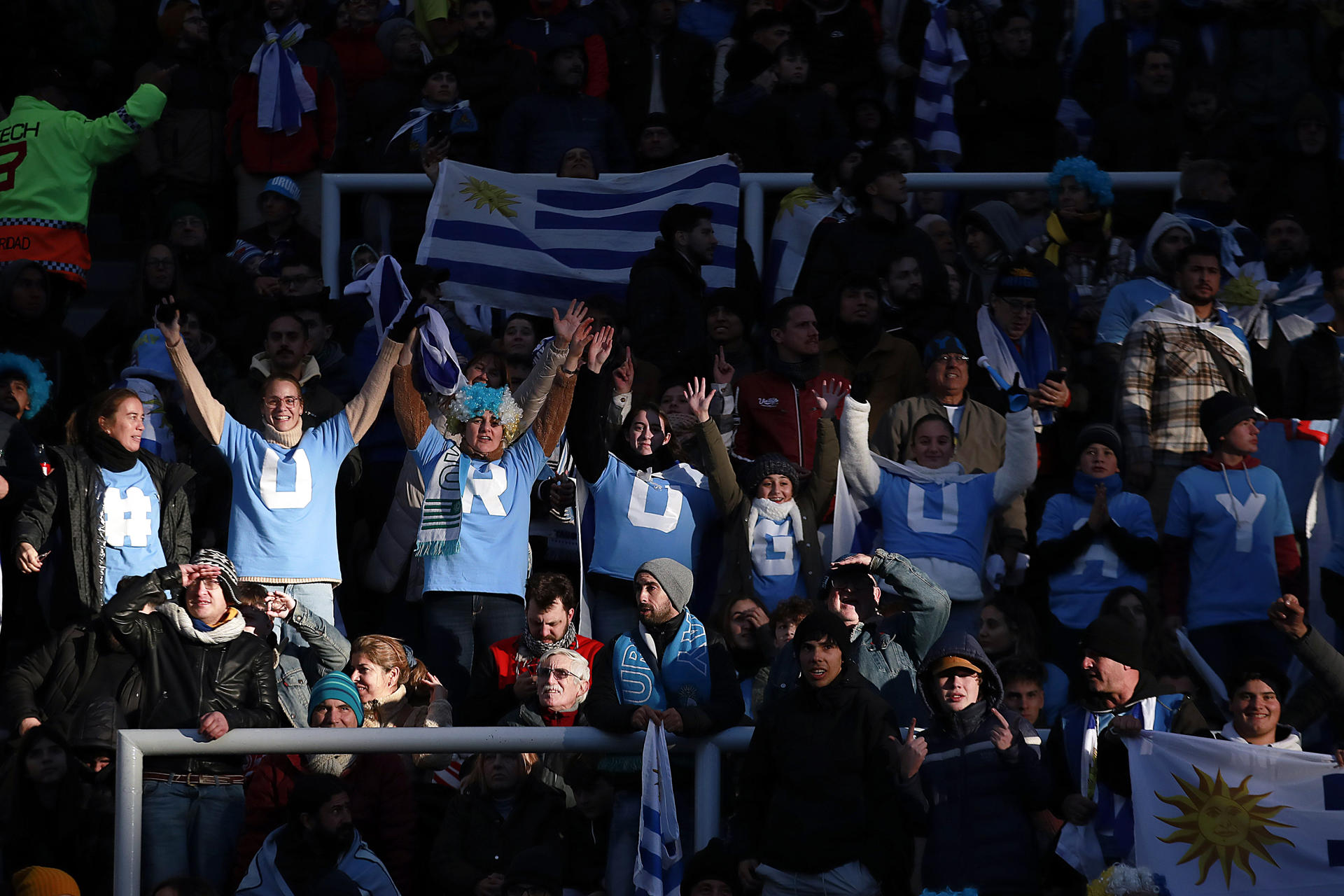 Fotografía tomada este domingo, 11 de junio, en la que se registró a un grupo de aficionados de Uruguay, durante la final del Mundial FIFA Sub'20, en el estadio Diego Armando Maradona, en La Plata (Argentina). EFE/Demian Estévez