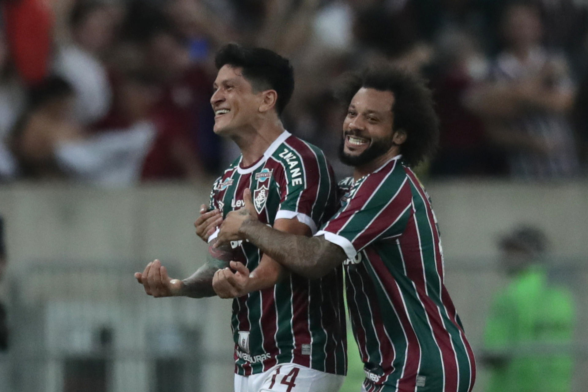 Germán Cano (i) de Fluminense celebra su gol con Marcelo hoy, en un partido de la fase de grupos de la Copa Libertadores entre Fluminense y Sporting Cristal en el estadio Maracaná, en Río de Janeiro (Brasil). EFE/André Coelho