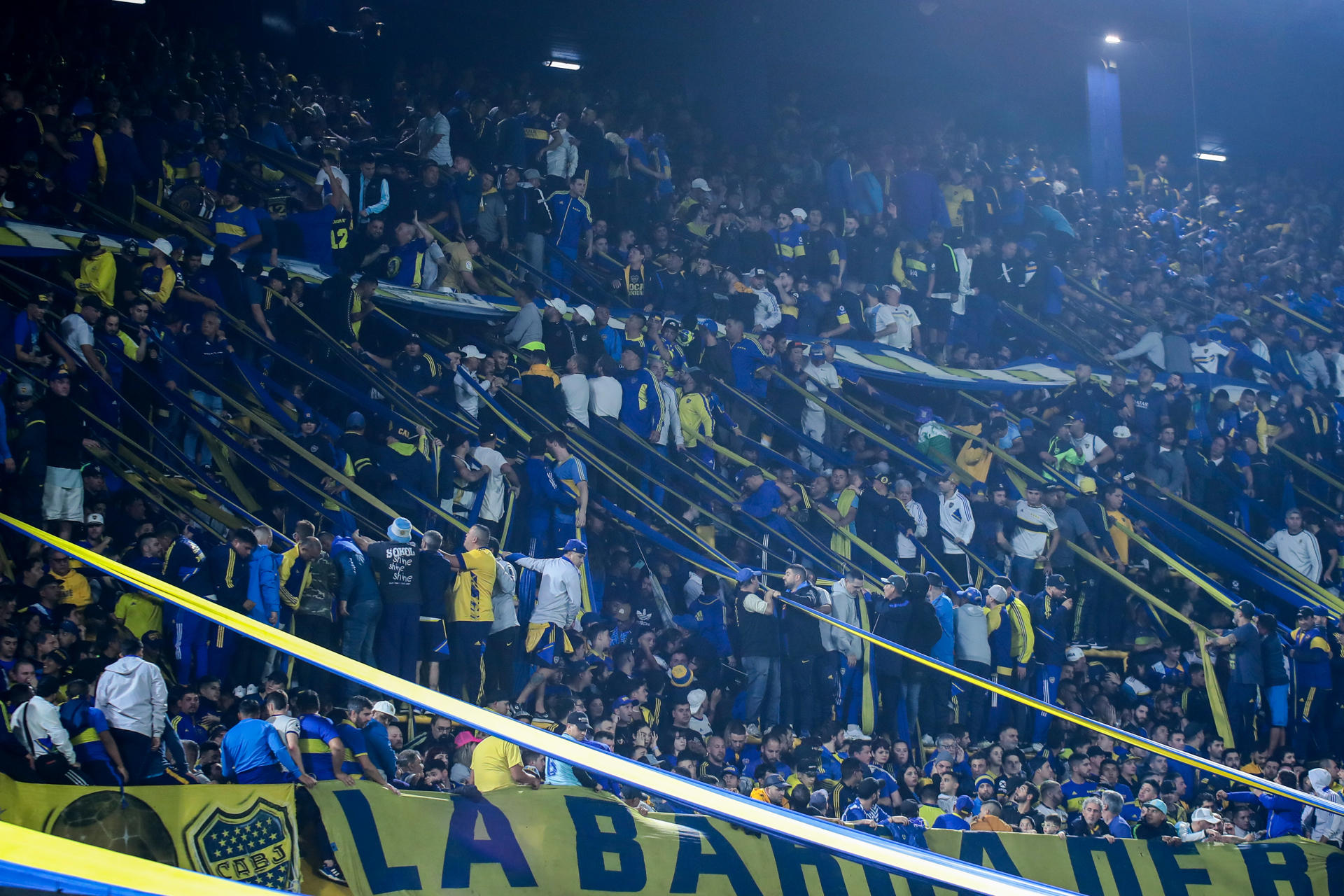 Hinchas de Boca apoyan al equipo hoy, en un partido de la fase de grupos de la Copa Libertadores entre Boca Juniors y Colo Colo, en el estadio La Bombonera, en Buenos Aires (Argentina). EFE/Luciano González 