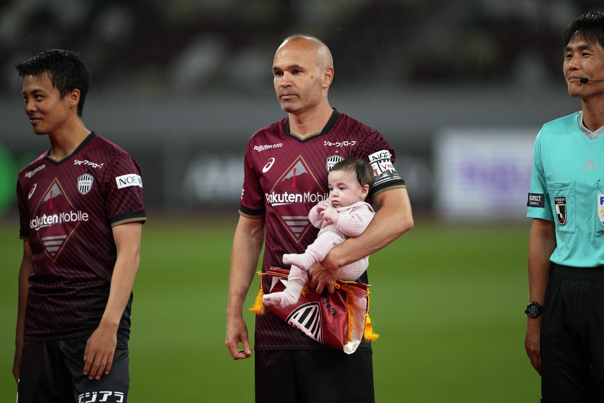 Andrés Iniesta del Vissel Kobe sostiene a su bebé antes del partido amistoso de fútbol entre el Vissel Kobe y el FC Barcelona en el Estadio Nacional de Tokio, Japón. EFE/EPA/FRANCK ROBICHON