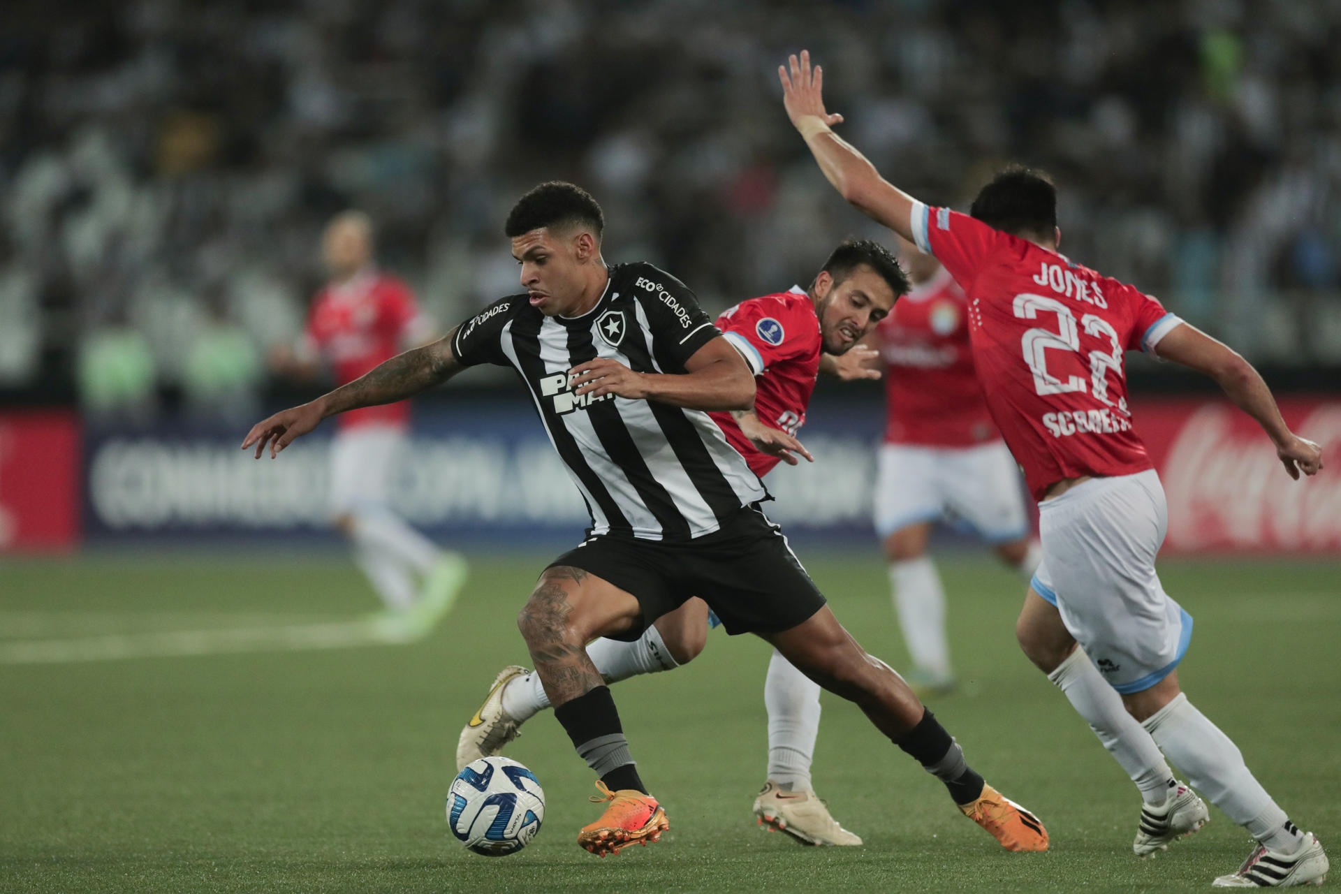 Luiz Henriquez (i) de Botafogo disputa el balón con Thomas Jones de Magallanes hoy, en un partido de fase de grupos de la Copa Sudamericana entre Botafogo y Magallanes en el estadio Olímpico Nilton Santos en Río de Janeiro (Brasil). EFE/ Andre Coelho 