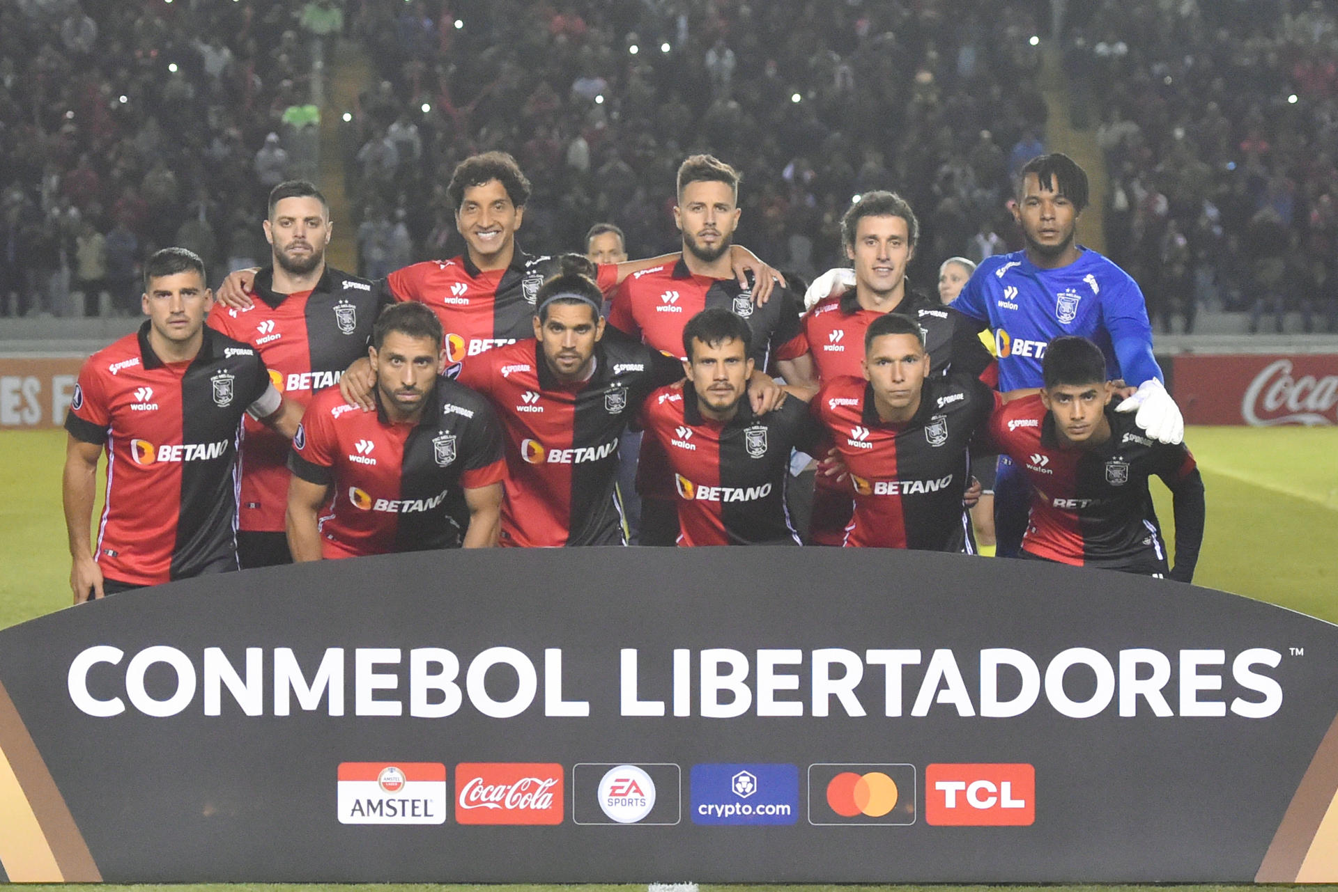 Fotografía de archivo en la que se registró a jugadores del Melgar de Perú, en el estadio Monumental de la UNSA, en Arequipa (Perú). EFE/José Sotomayor