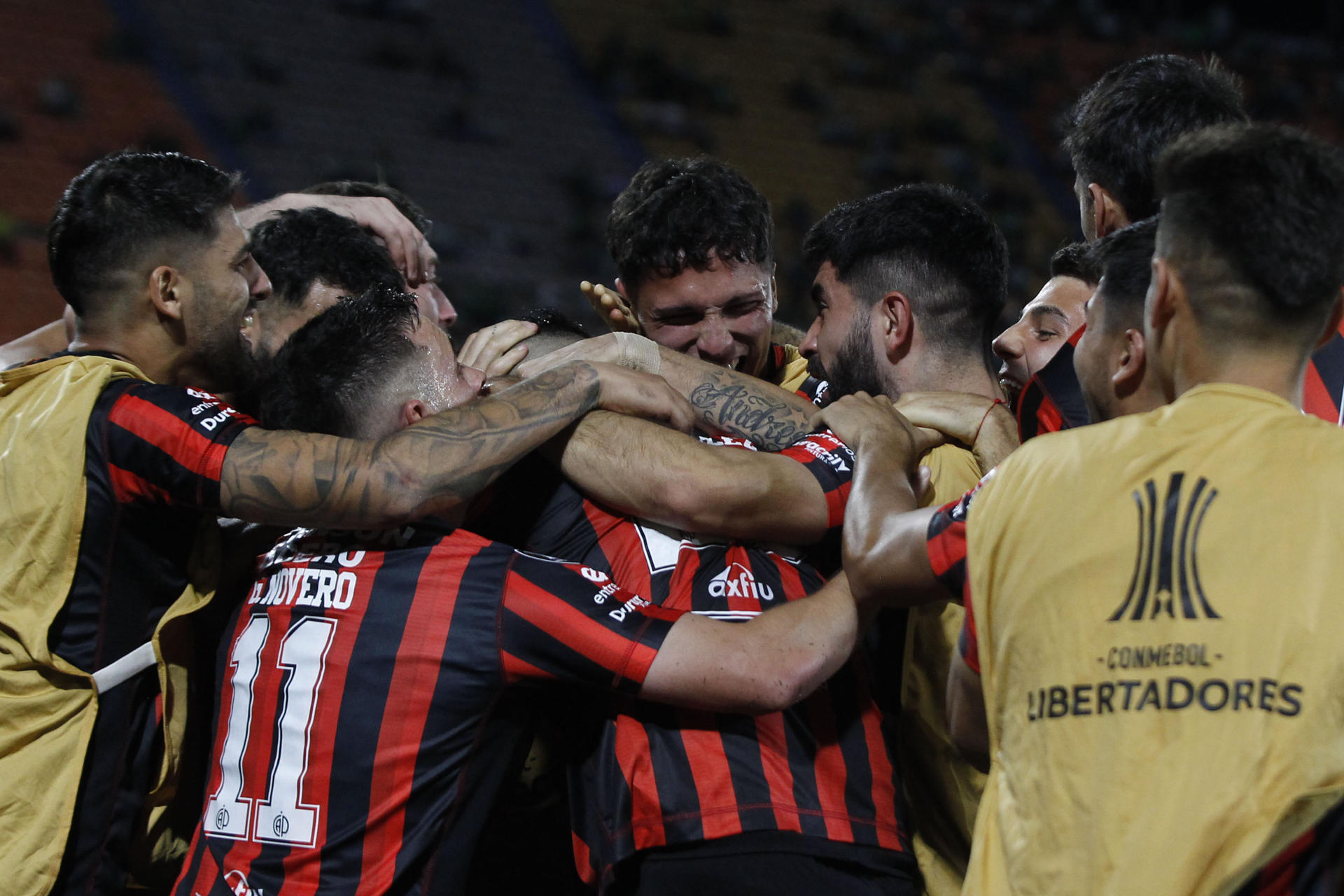 Jugadores de Patronato celebran un gol de Cristian González hoy, en un partido de la fase de grupos de la Copa Libertadores entre Atlético Nacional y Patronato en el estadio Atanasio Girardot en Medellín (Colombia). EFE/ Luis Eduardo Noriega A.