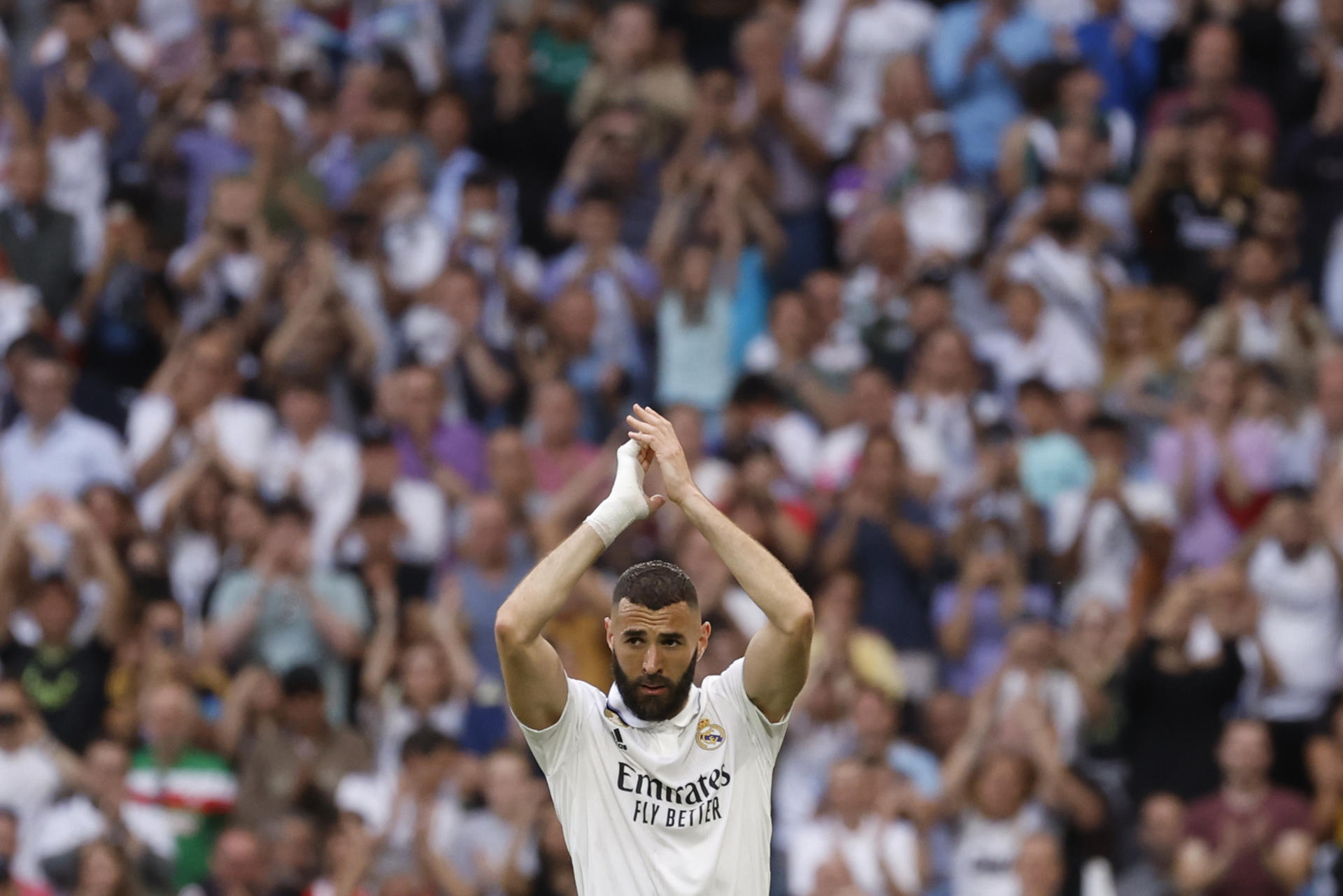 El delantero francés del Real Madrid, Karim Benzema, antes de abandonar el terreno de juego tras ser sustituido durante el partido de la última jornada de Liga en el estadio Santiago Bernabéu. EFE/ Daniel González.