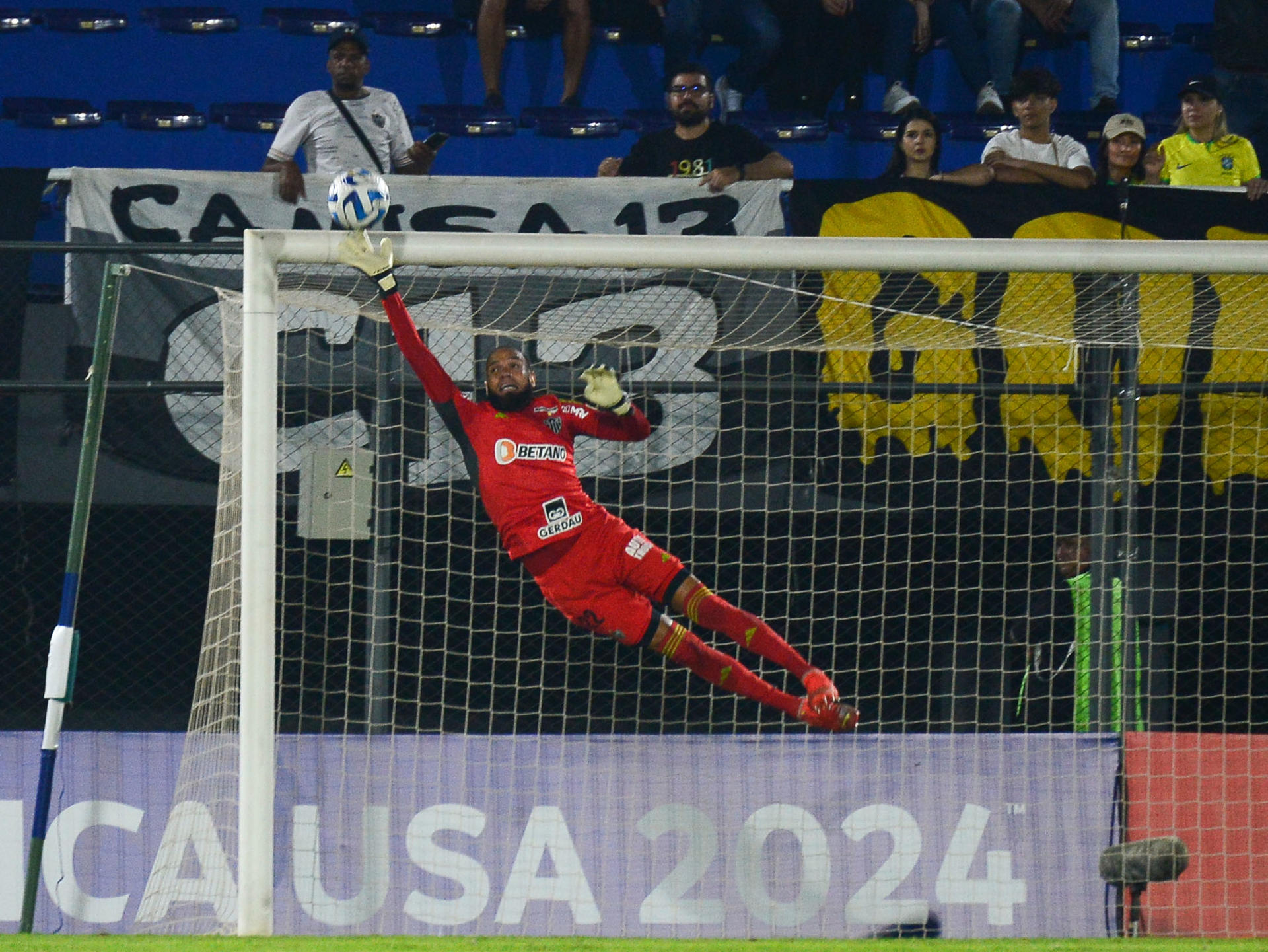 El arquero Éverson Marques, del Atllético Mineiro de Brasil, fue registrado este martes, 27 de junio, al despejar un balón disparado por jugadores del Libertad de Paraguay, durante un partido del grupo G de la Copa Libertadores, en el estadio Defensores del Chaco, en Asunción (Paraguay). EFE/Daniel Piris