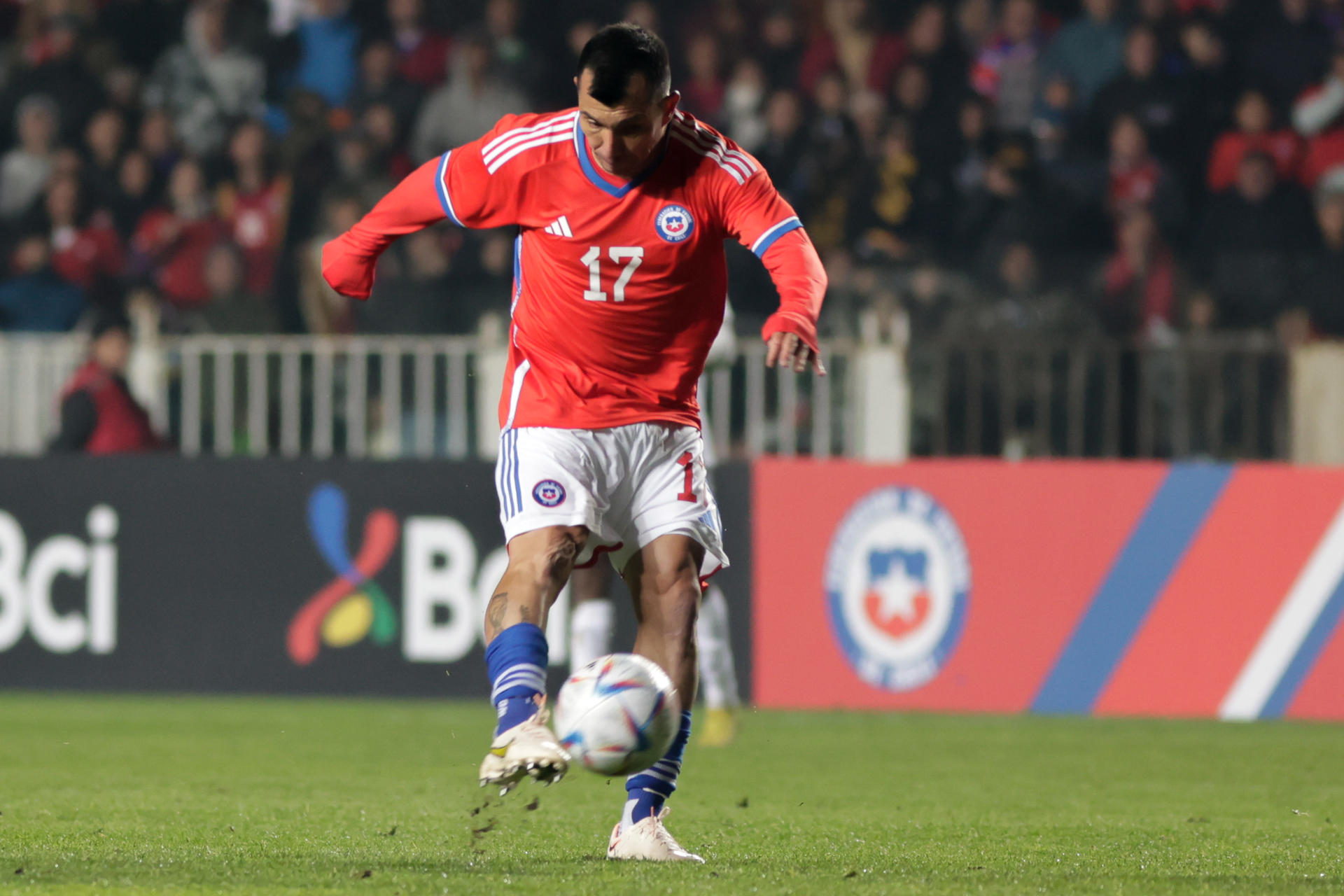 Gary Medel de Chile controla el balón hoy, en un partido amistoso internacional entre las selecciones de Chile y Cuba, en el estadio Alcaldesa Ester Roa Rebolledo, en Concepción (Chile). EFE/Esteban Paredes Drake