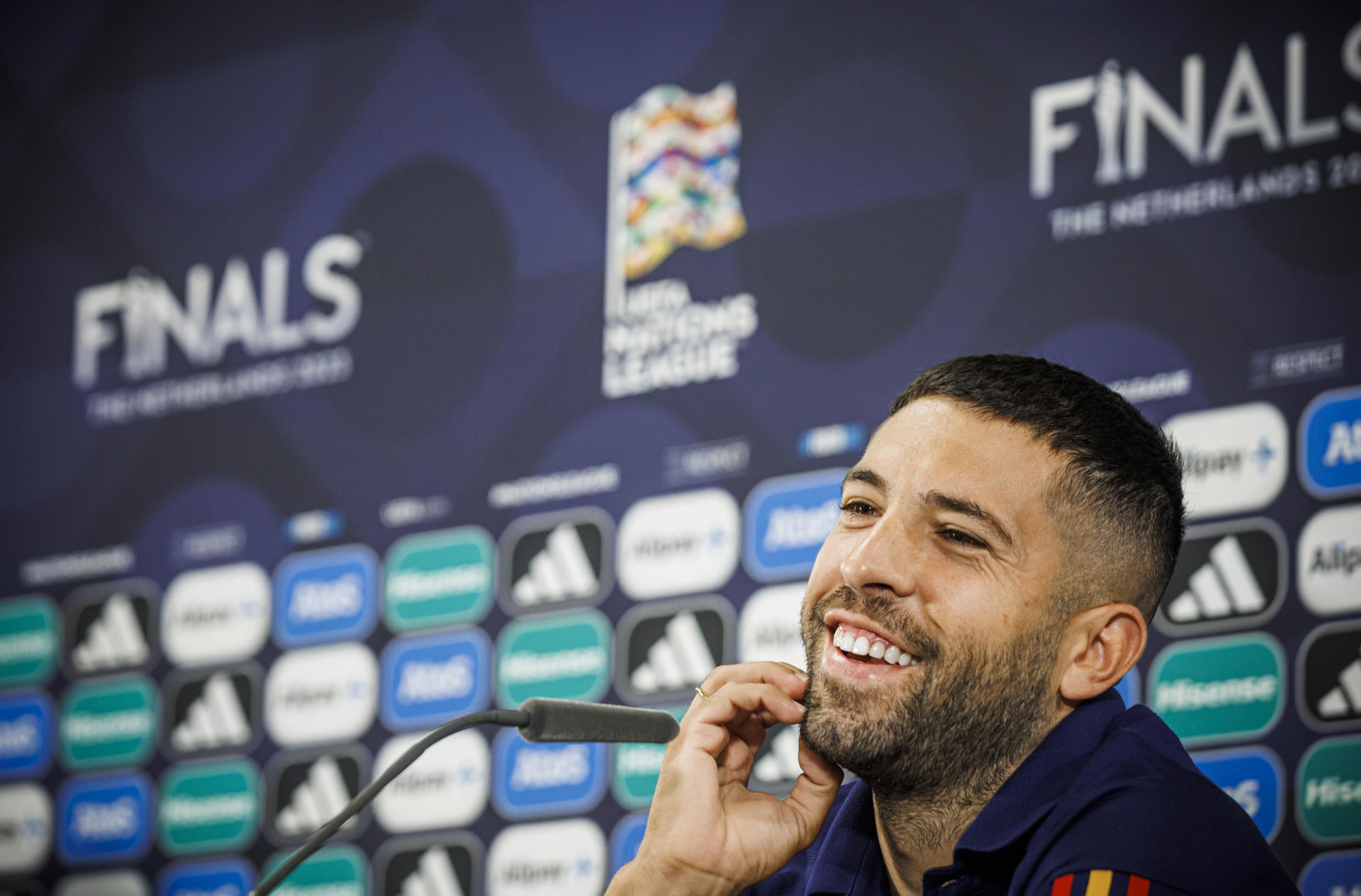 El defensa de la selección española, Jordi Alba durante la rueda de prensa tras el entrenamiento del equipo en Enschede, Países Bajos, donde preparan las semifinales de la Liga de las Naciones contra Italia del próximo jueves. EFE/Pablo García/RFEF